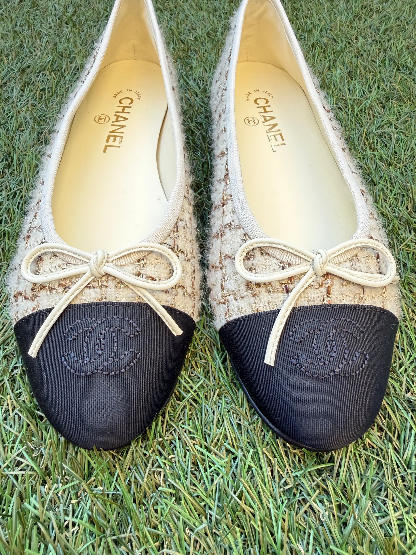 2025K CHANEL WOOL MOHAIR TWEED ECRU BEIGE GOLD FABRIC BALLET FLATS SHOES
