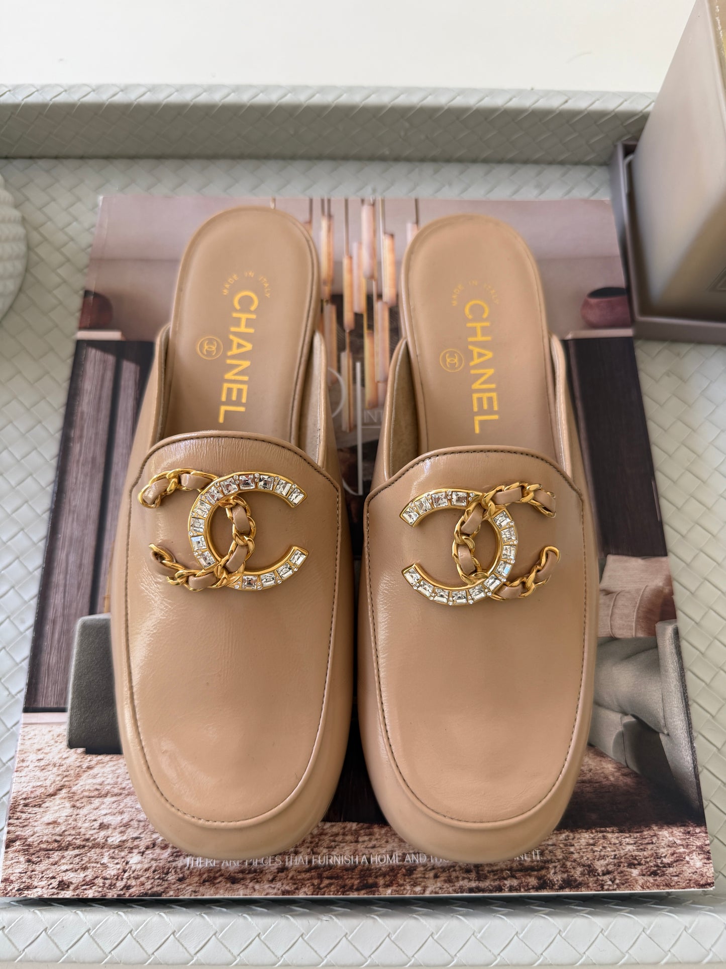 CHANEL GOLD CC LOGO WITH CRYSTALS CHAIN GOLD BEIGE NUDE PATENT LEATHER MULES SLIDES FLATS