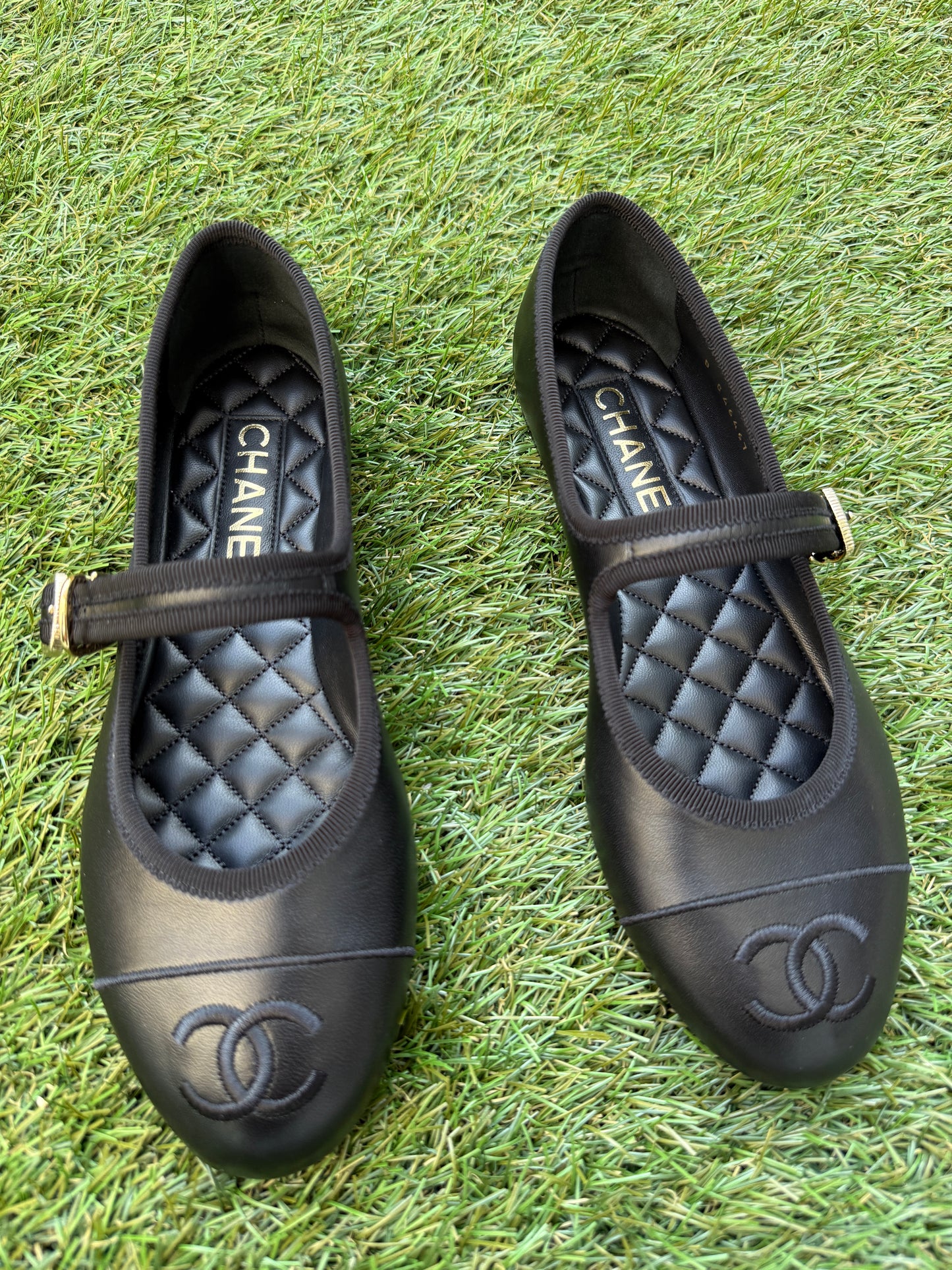 2025 CHANEL CC LOGO BLACK LEATHER CAP TOE MARYJANE BALLET FLATS SHOES GOLD BUCKLE