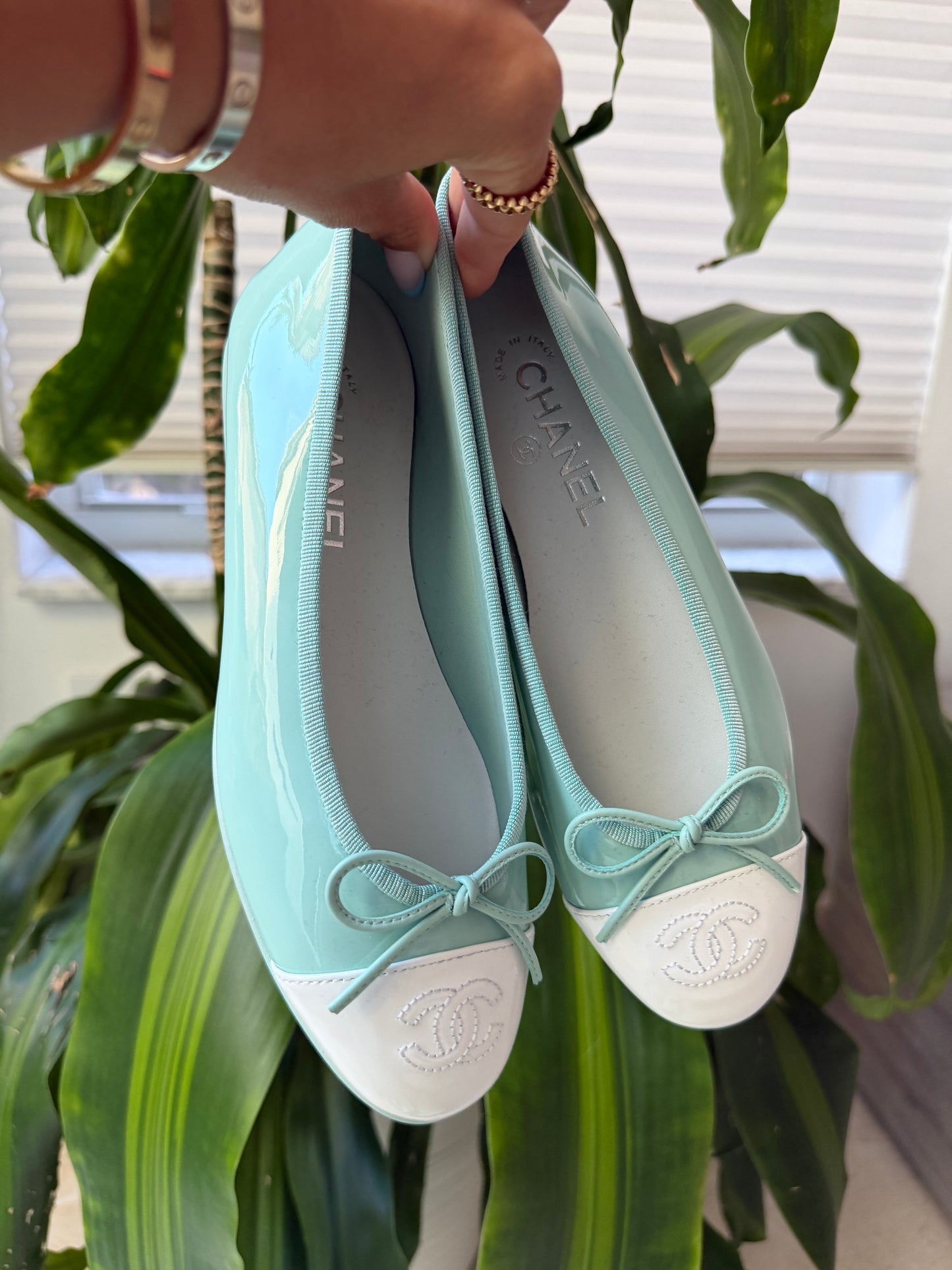 CHANEL MINTY TURQUOISE LIGHT GREEN PATENT LEATHER WHITE CC CAP TOE BALLET BALLERINA FLATS
