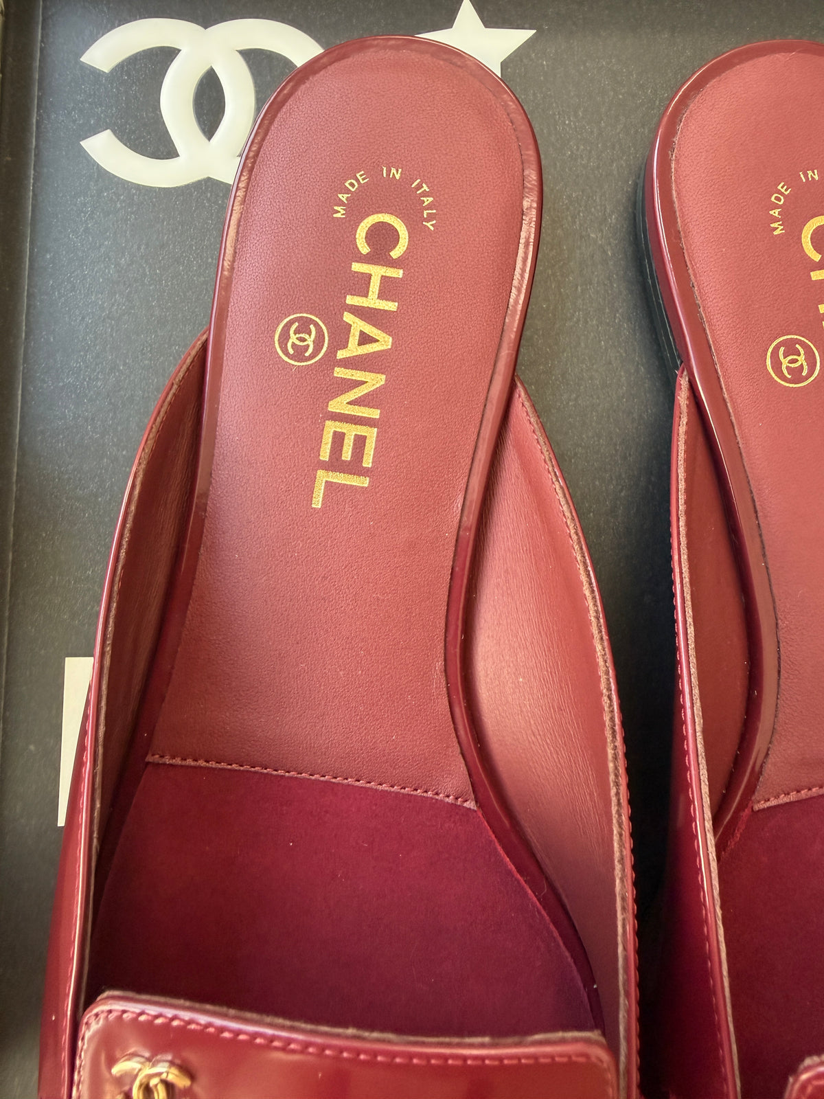 CHANEL F/W 2026 BURGUNDY SHINY CALFSKIN LEATHER MULE LOAFERS  SQUARE TOE BLAZY MULES SLIDES