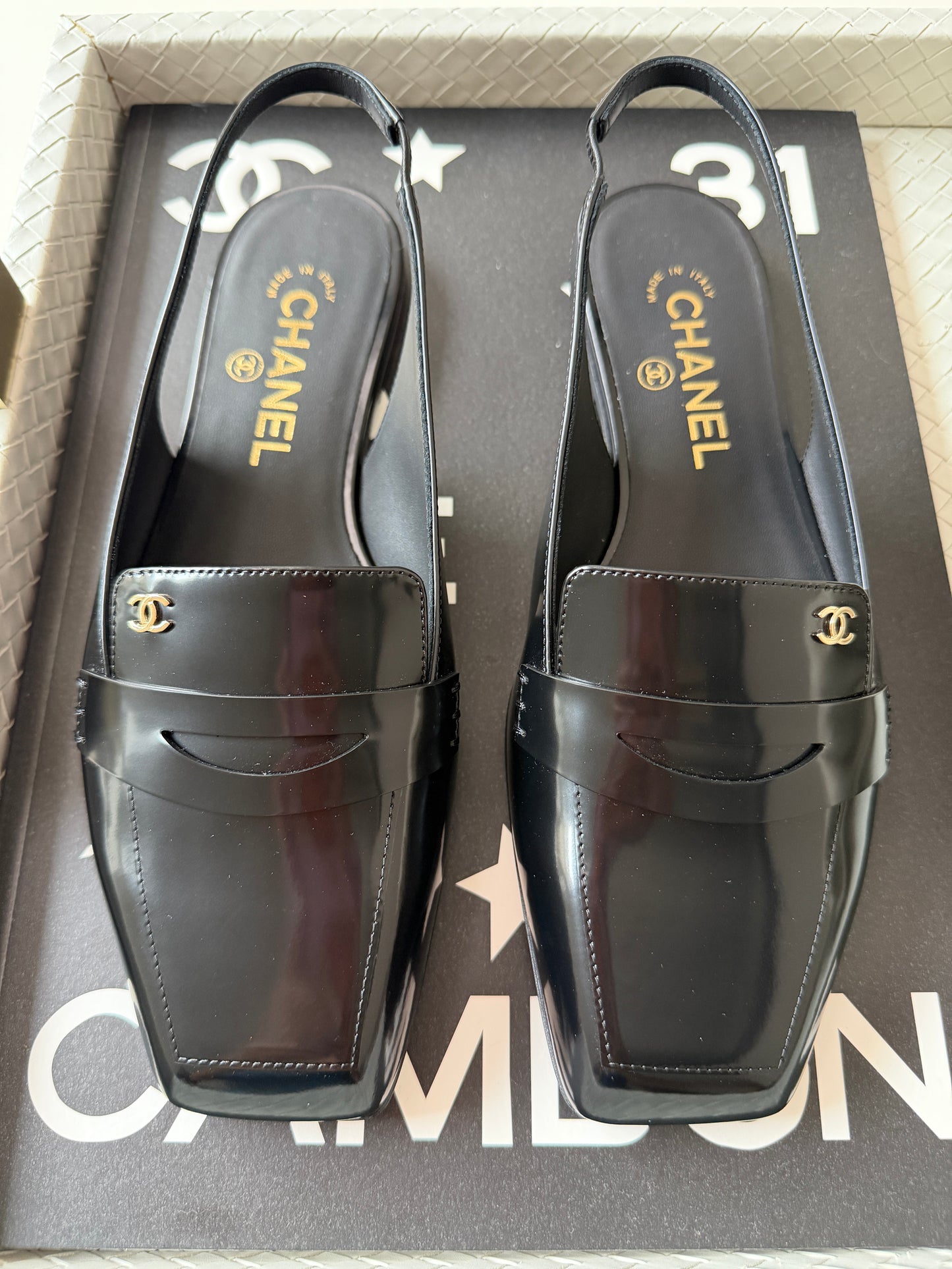 CHANEL F/W 2026 BLACK SHINY CALFSKIN LEATHER SLINGBACK LOAFER SHOES GOLD CC LOGO BLAZY