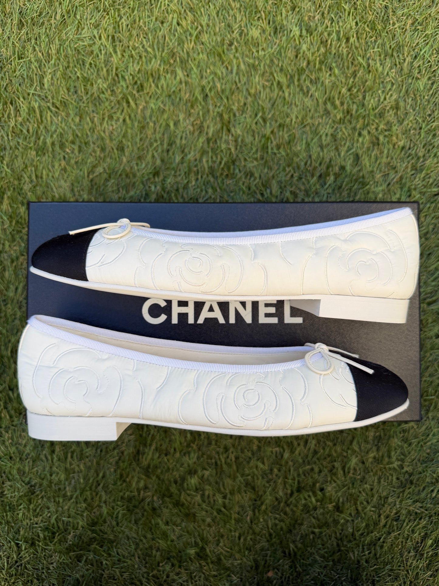 CHANEL WHITE LOGO CAMELLIA EMBOSSED EMBROIDERED FABRIC NYLON BALLET BALLERINA FLATS CAP TOE