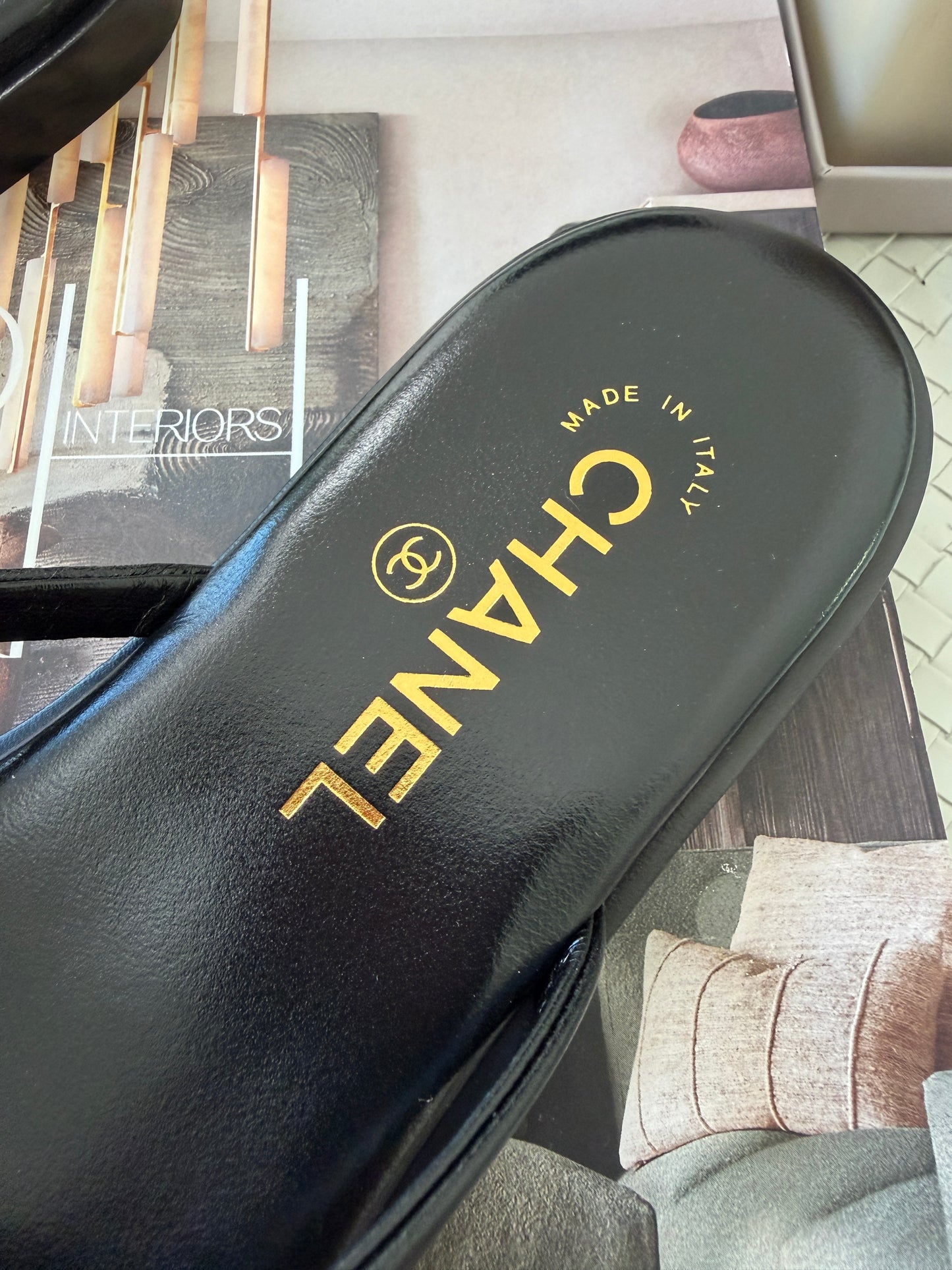Chanel 2026 MÉTIERS D’ART Black Leather Gold CC Logo Flip Flops Slides Flat Sandals Thongs