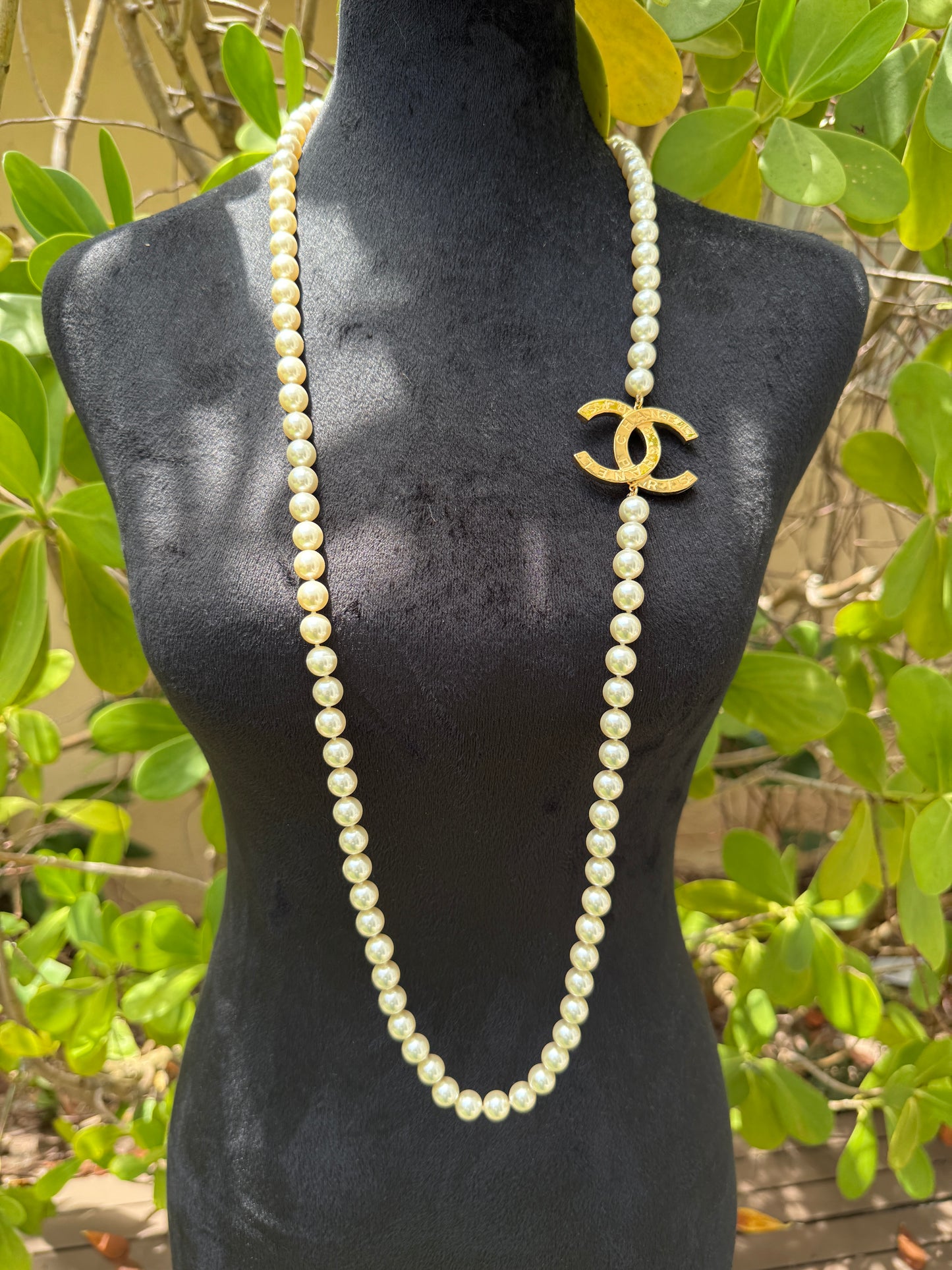 CHANEL 2023A GOLD TONE ICONIC BIG CC LOGO WHITE PEARLS NECKLACE BUTTON CHARM LONG