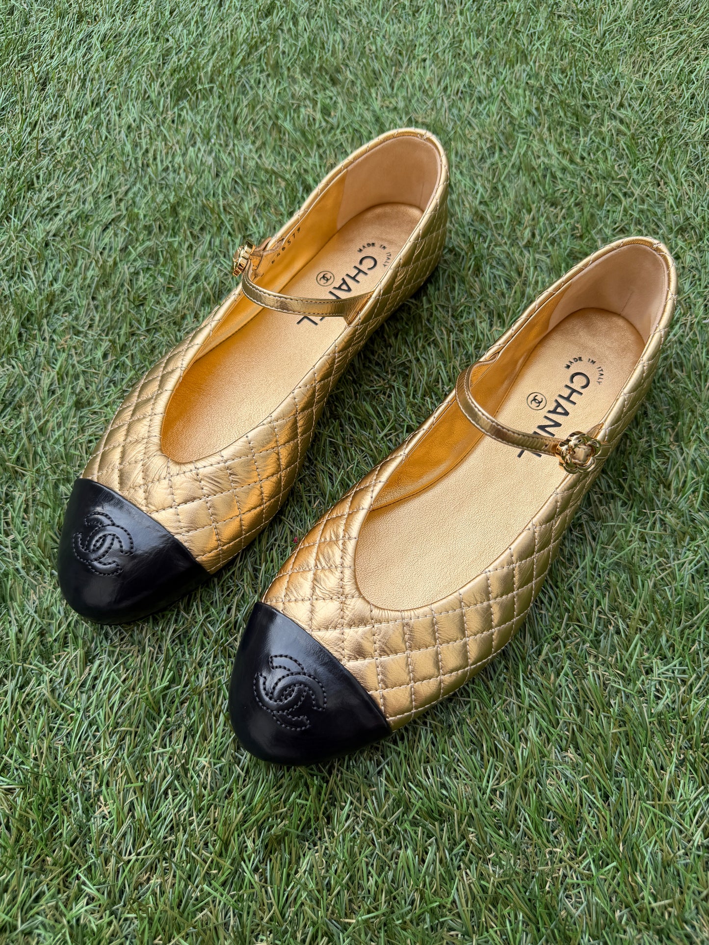 2025 CHANEL CC LOGO METALLIC GOLD LEATHER MARYJANE BALLET BALLERINA FLATS SHOES BUCKLE QUILTED PATENT BLACK CAP TOE