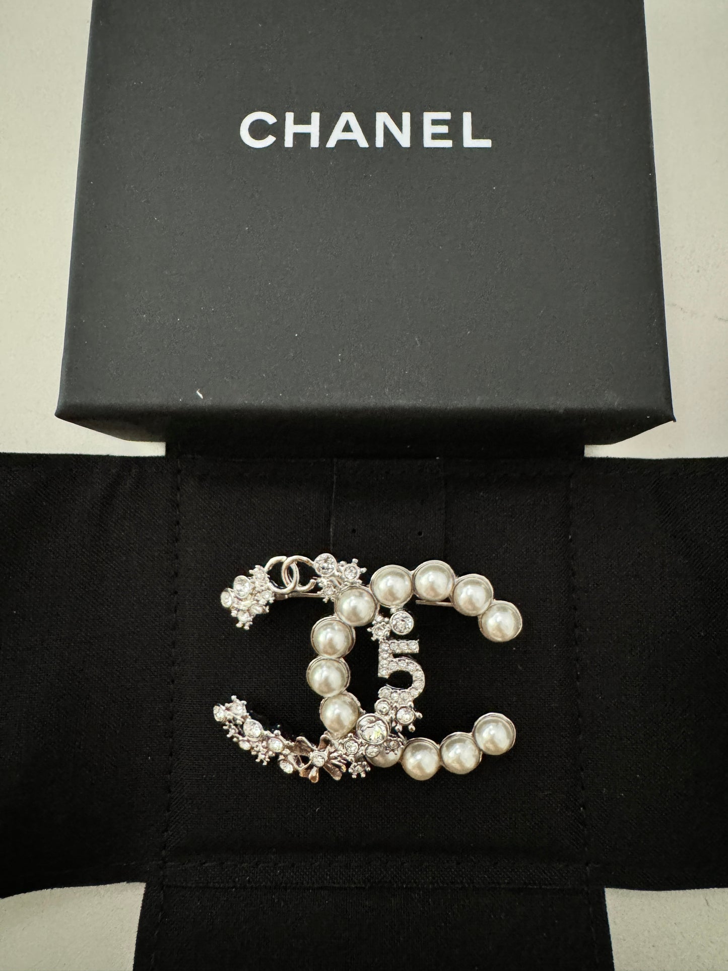 CHANEL 23P CLASSIC SILVER TONE LARGE CC LOGO CRYSTALS PEARL CRYSTAL BROOCH PIN