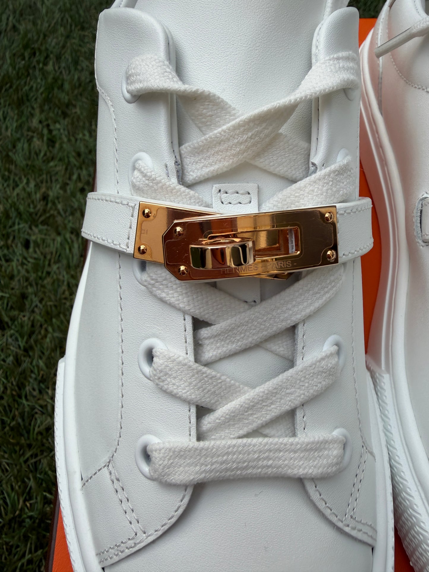 $1.7K HERMES KELLY BUCKLE DAY WHITE BLANC LEATHER WITH ROSE GOLD HW SNEAKERS