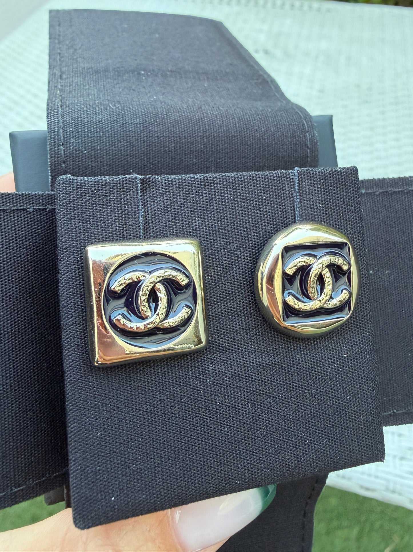 2026 C CHANEL RUNWAY SQUARE ROUND CC LOGO BLUE ENAMEL GOLD TONE EARRINGS STUDS