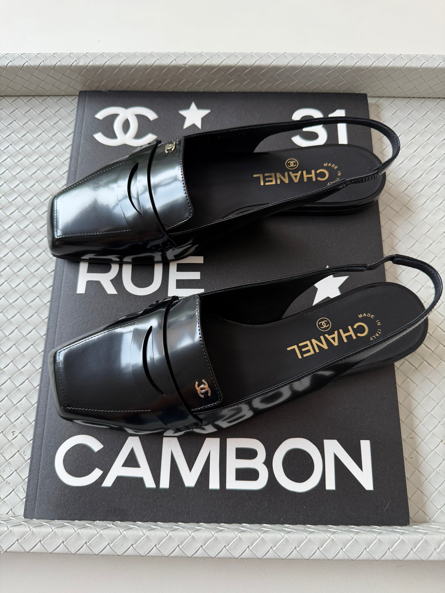 CHANEL F/W 2026 BLACK SHINY CALFSKIN LEATHER SLINGBACK LOAFER SHOES GOLD CC LOGO BLAZY