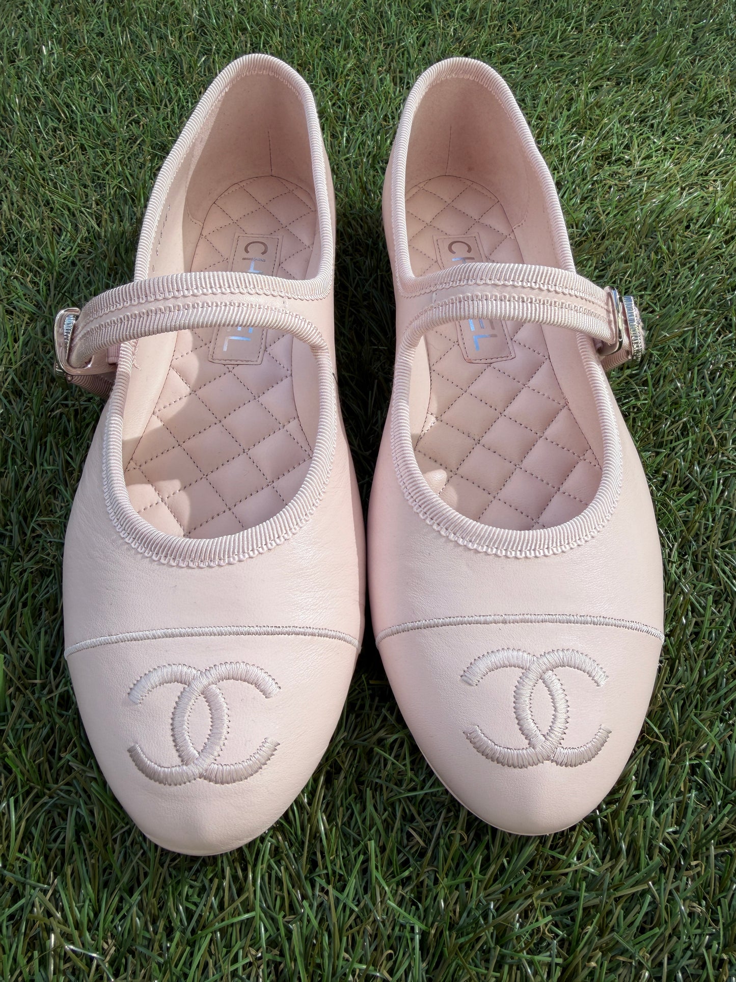 CHANEL CC LOGO LIGHT PINK LEATHER CAP TOE MARYJANE BALLET FLATS SHOES GOLD BUCKLE