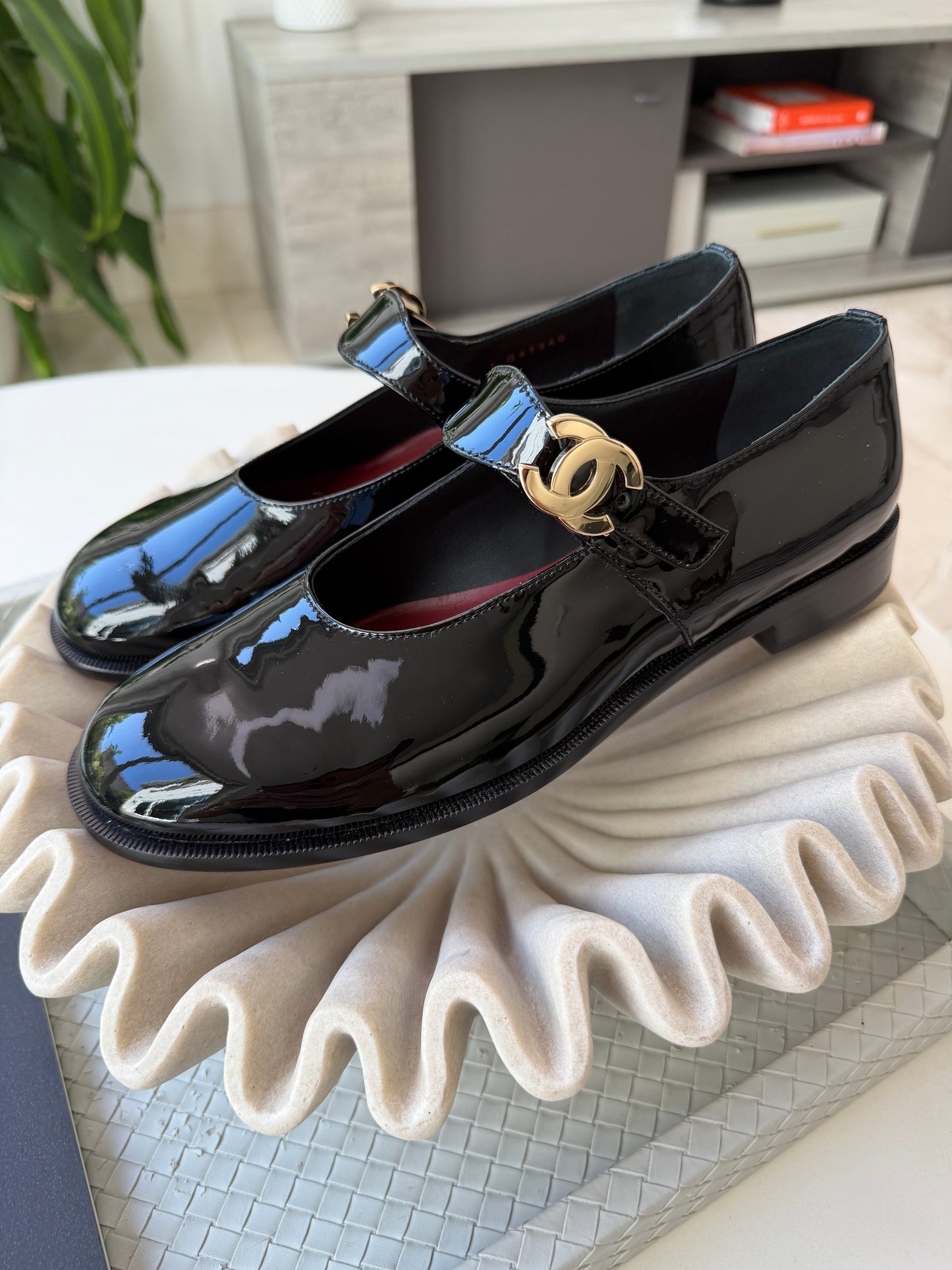 CHANEL 26B BLACK PATENT LEATHER MARYJANES GOLD CC LOGO ADJUSTABLE LOCK FLATS