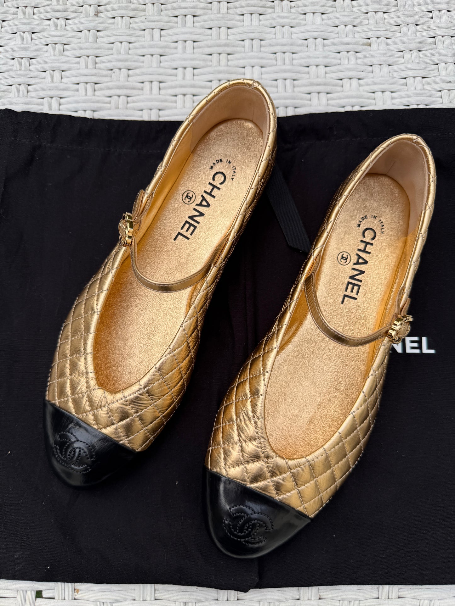 2025 CHANEL CC LOGO METALLIC GOLD LEATHER MARYJANE BALLET BALLERINA FLATS SHOES BUCKLE QUILTED PATENT BLACK CAP TOE