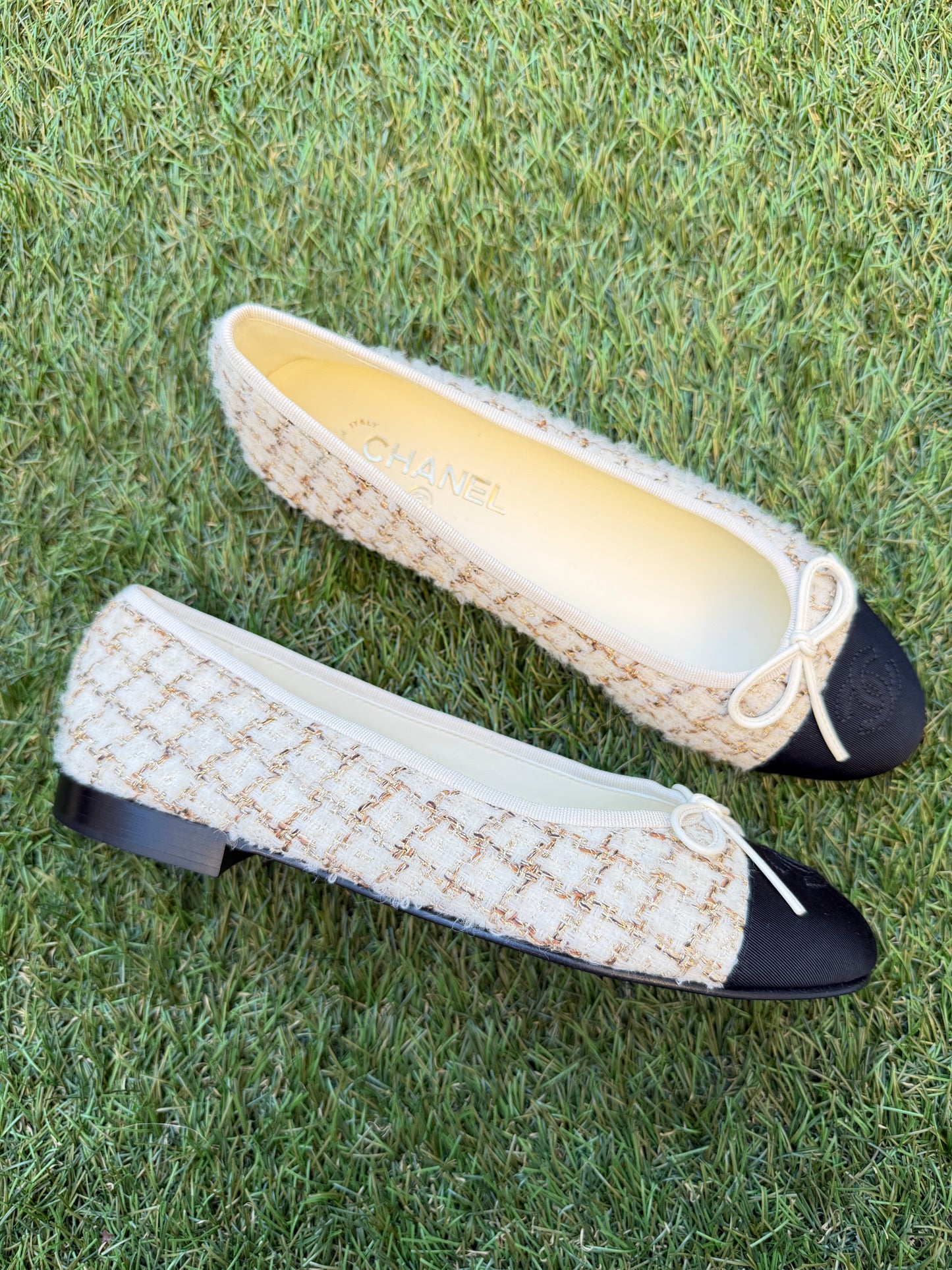 2025K CHANEL WOOL MOHAIR TWEED ECRU BEIGE GOLD FABRIC BALLET FLATS SHOES