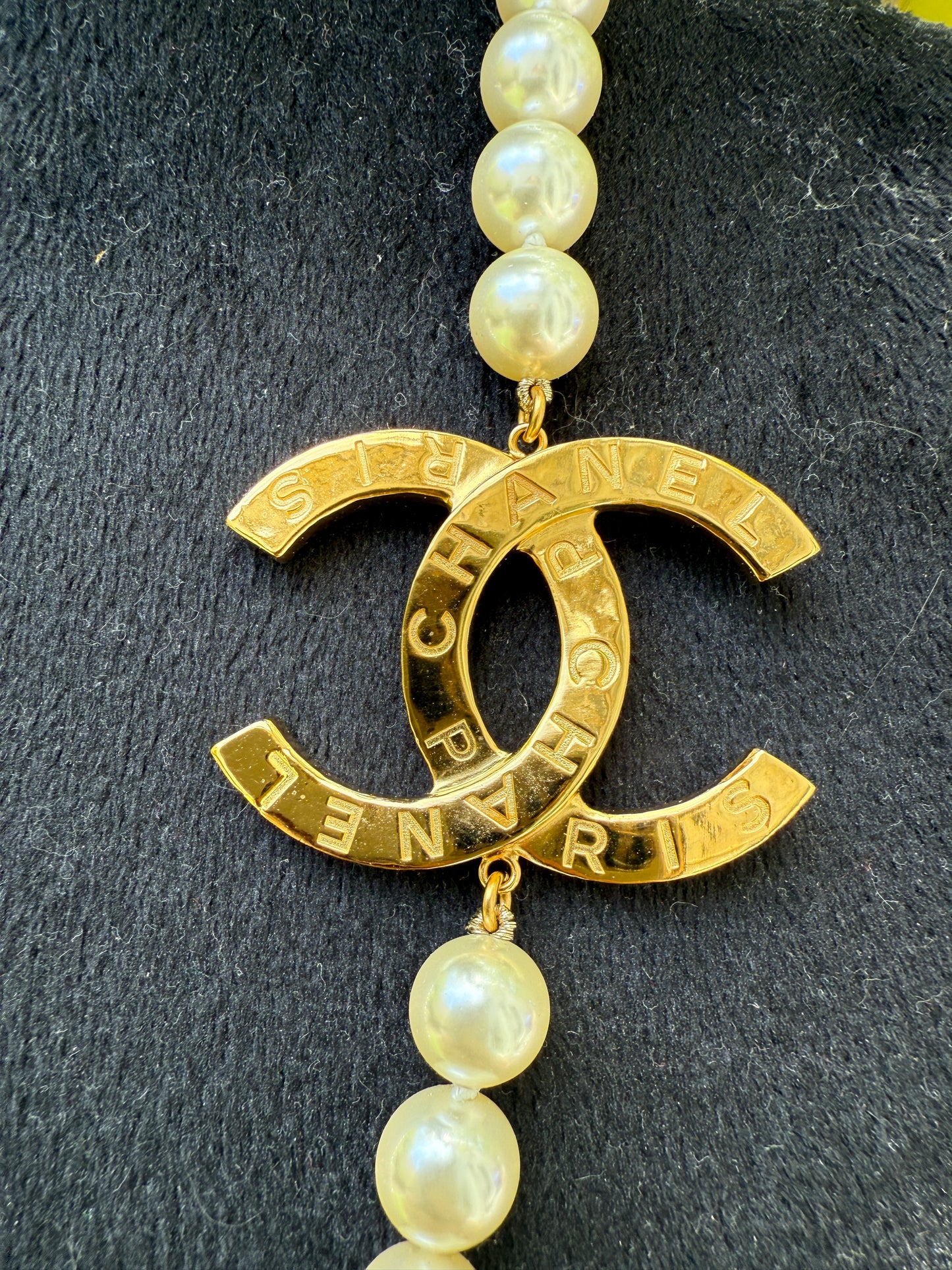 CHANEL 2023A GOLD TONE ICONIC BIG CC LOGO WHITE PEARLS NECKLACE BUTTON CHARM LONG