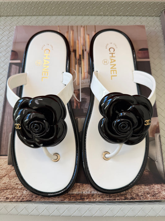 2026 CHANEL CC LOGO BLACK WHITE  PATENT CALFSKIN LEATHER CAMELLIA THONG LEATHER THONGS SANDALS