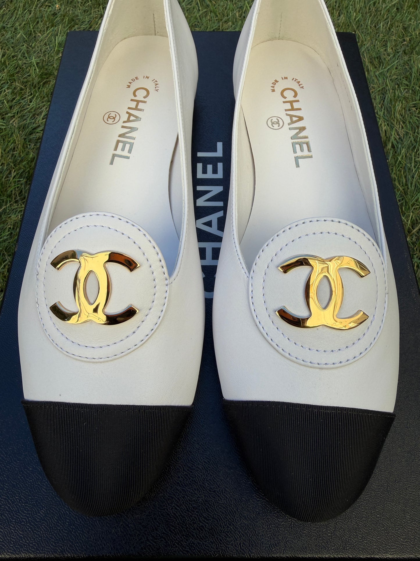CHANEL SS 2026 CALFSKIN GROSGRAIN GOLD CC LOGO WHITE BLACK LEATHER CAPTOE MOCCASINS FLATS LOAFERS