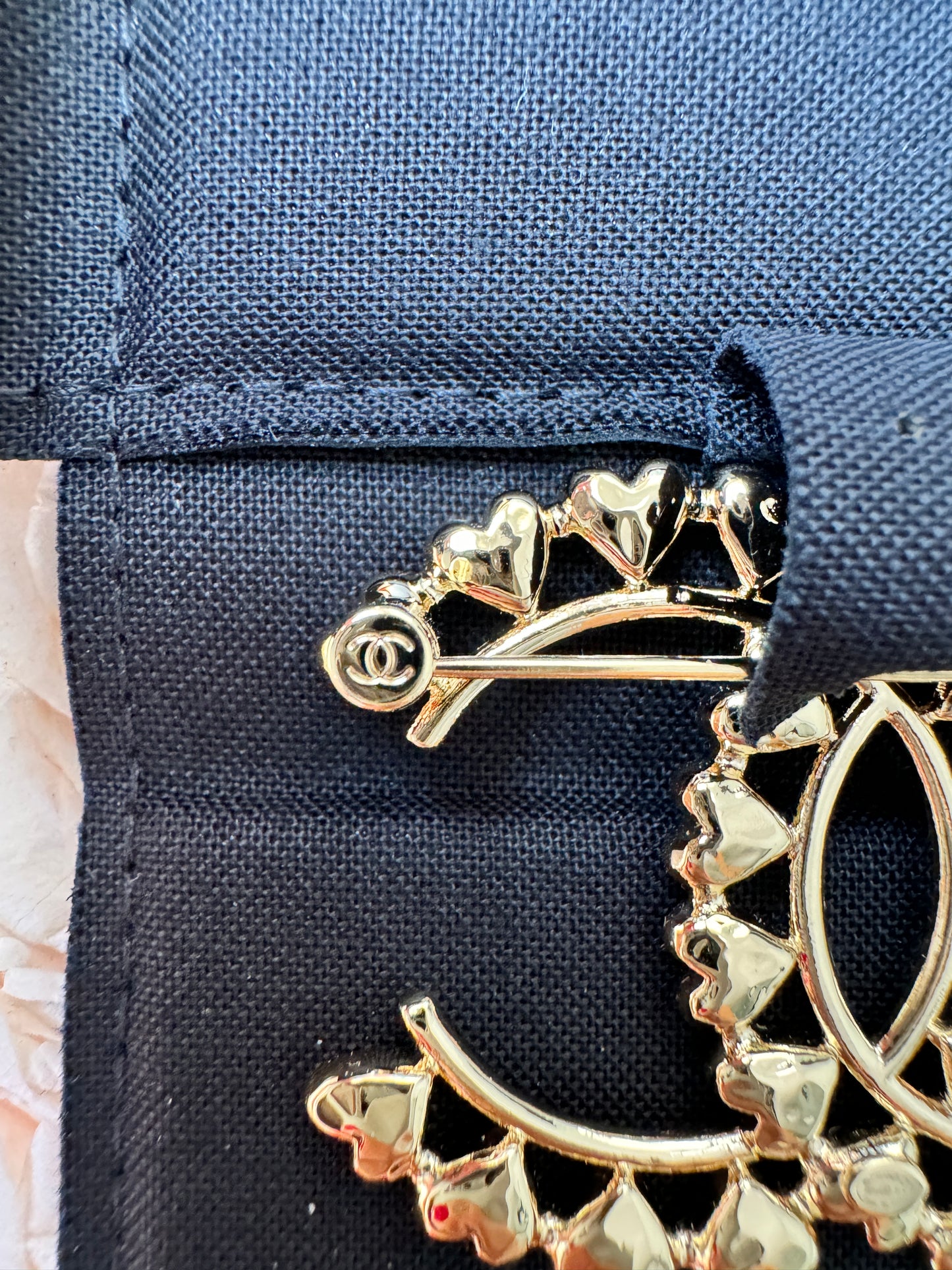CHANEL 23P CLASSIC GOLD TONE LARGE BIG CC LOGO HEARTS HEART BROOCH PIN