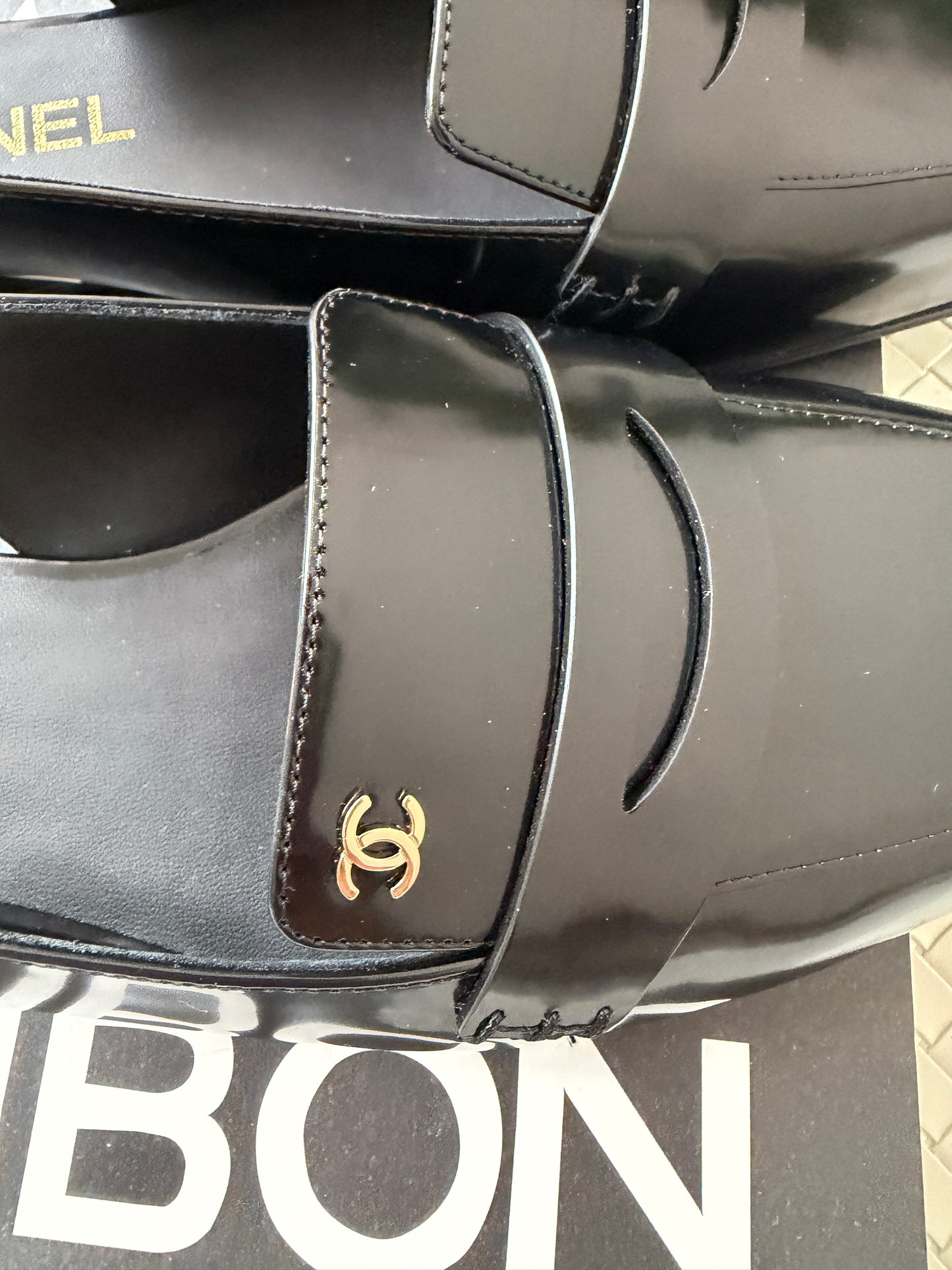 CHANEL F/W 2026 BLACK SHINY CALFSKIN LEATHER SLINGBACK LOAFER SHOES GOLD CC LOGO BLAZY