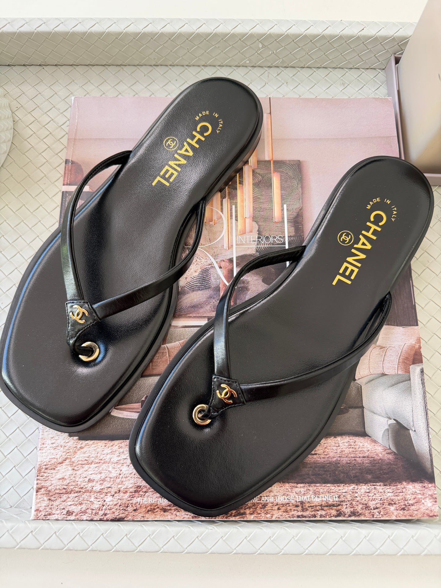 Chanel 2026 MÉTIERS D’ART Black Leather Gold CC Logo Flip Flops Slides Flat Sandals Thongs