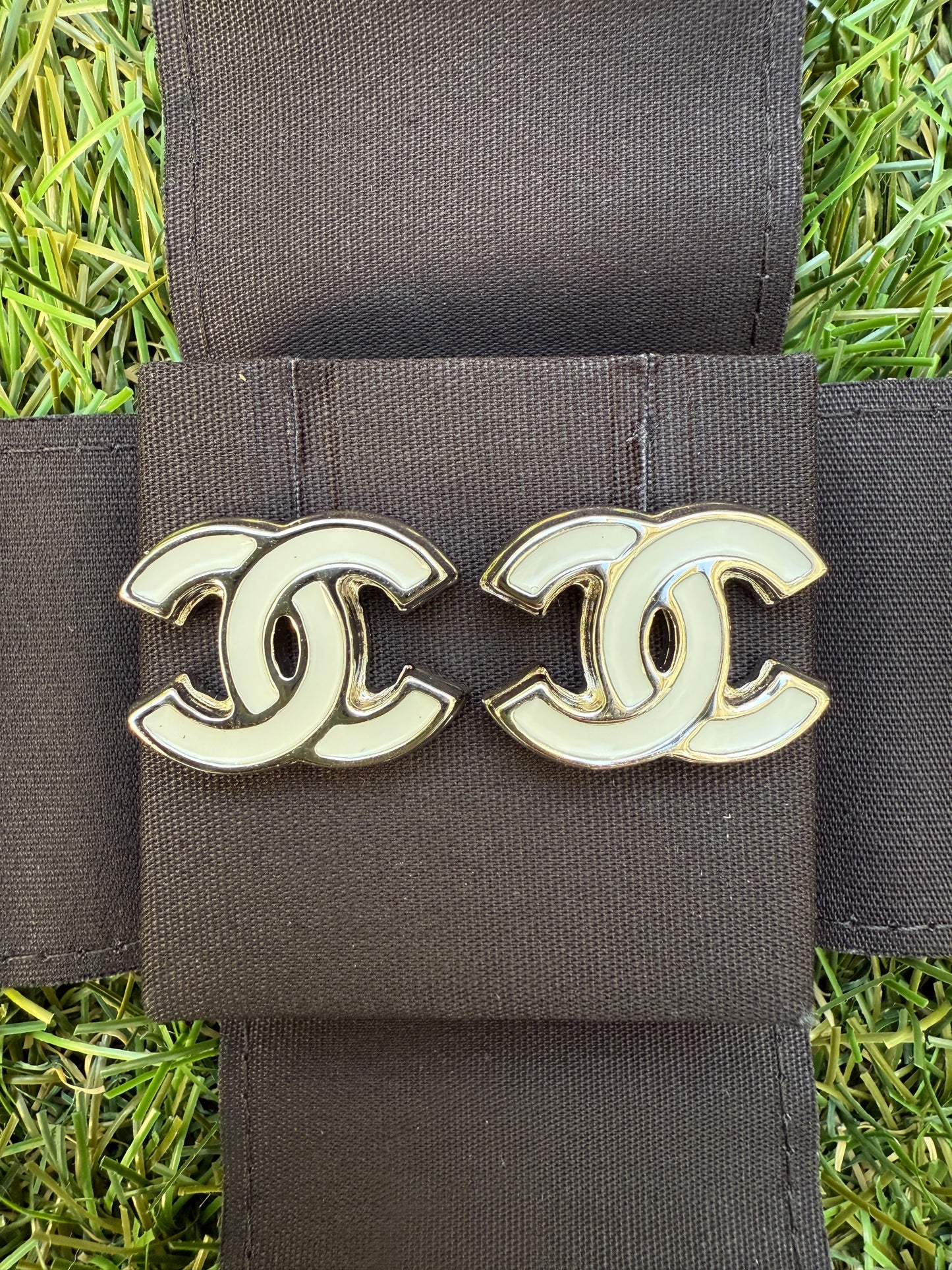 2025 25S CHANEL WHITE SILVER CC LOGO RESIN ENAMEL METAL STUDS EARRINGS SOLD OUT