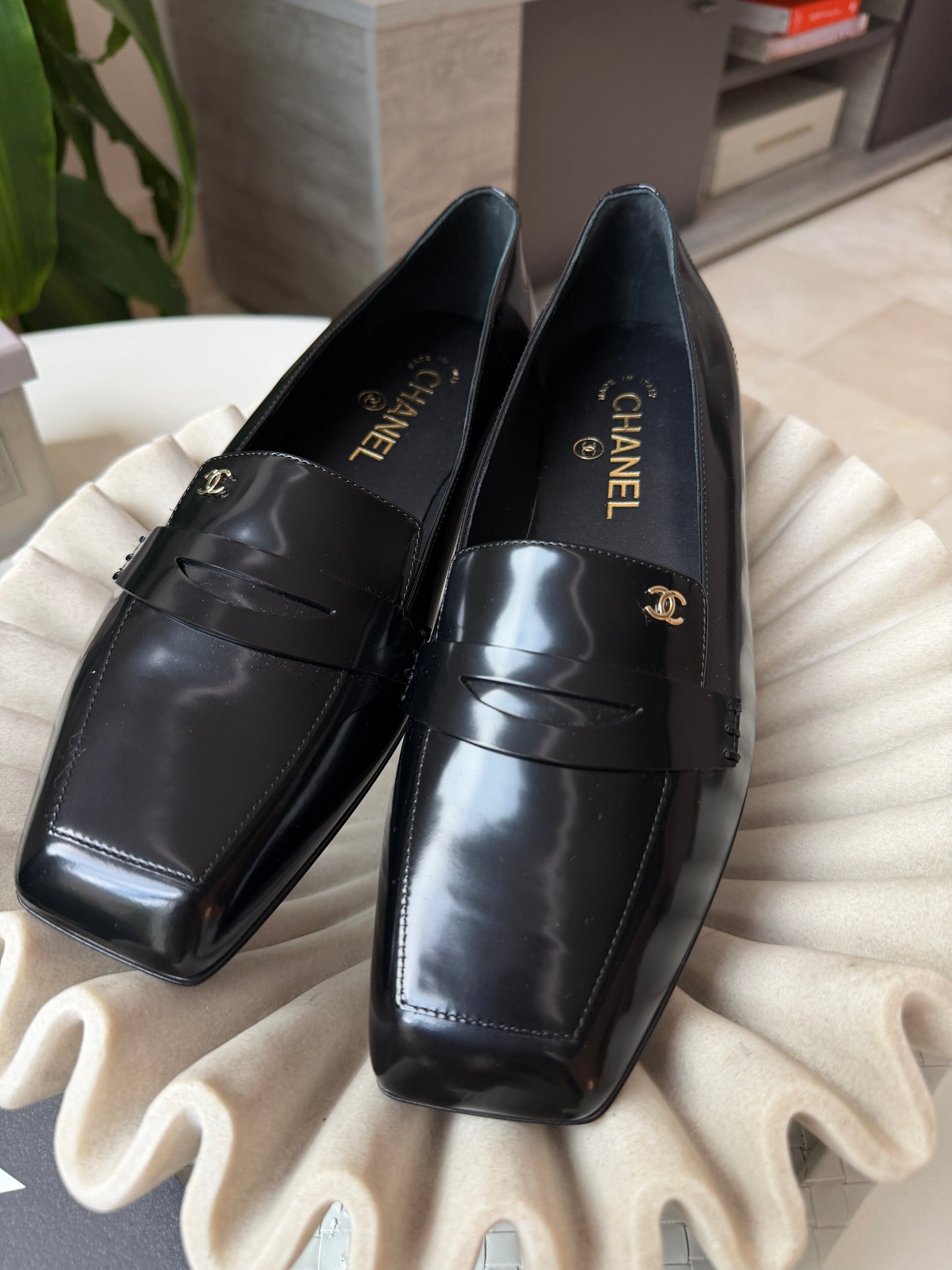CHANEL F/W 2026 BLACK SHINY CALFSKIN LEATHER LOAFERS SQUARE TOE BLAZY FLATS