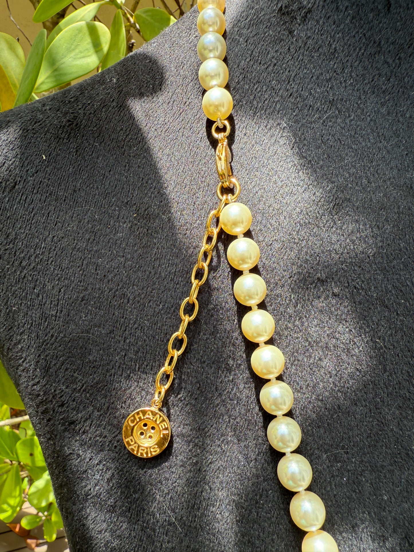 CHANEL 2023A GOLD TONE ICONIC BIG CC LOGO WHITE PEARLS NECKLACE BUTTON CHARM LONG