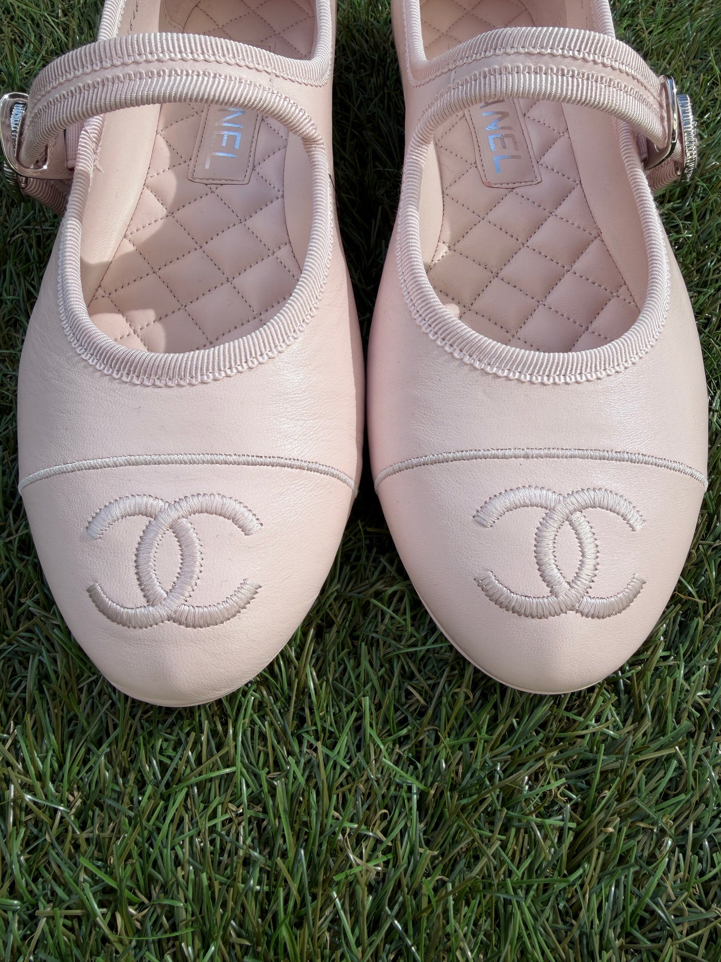 CHANEL CC LOGO LIGHT PINK LEATHER CAP TOE MARYJANE BALLET FLATS SHOES GOLD BUCKLE