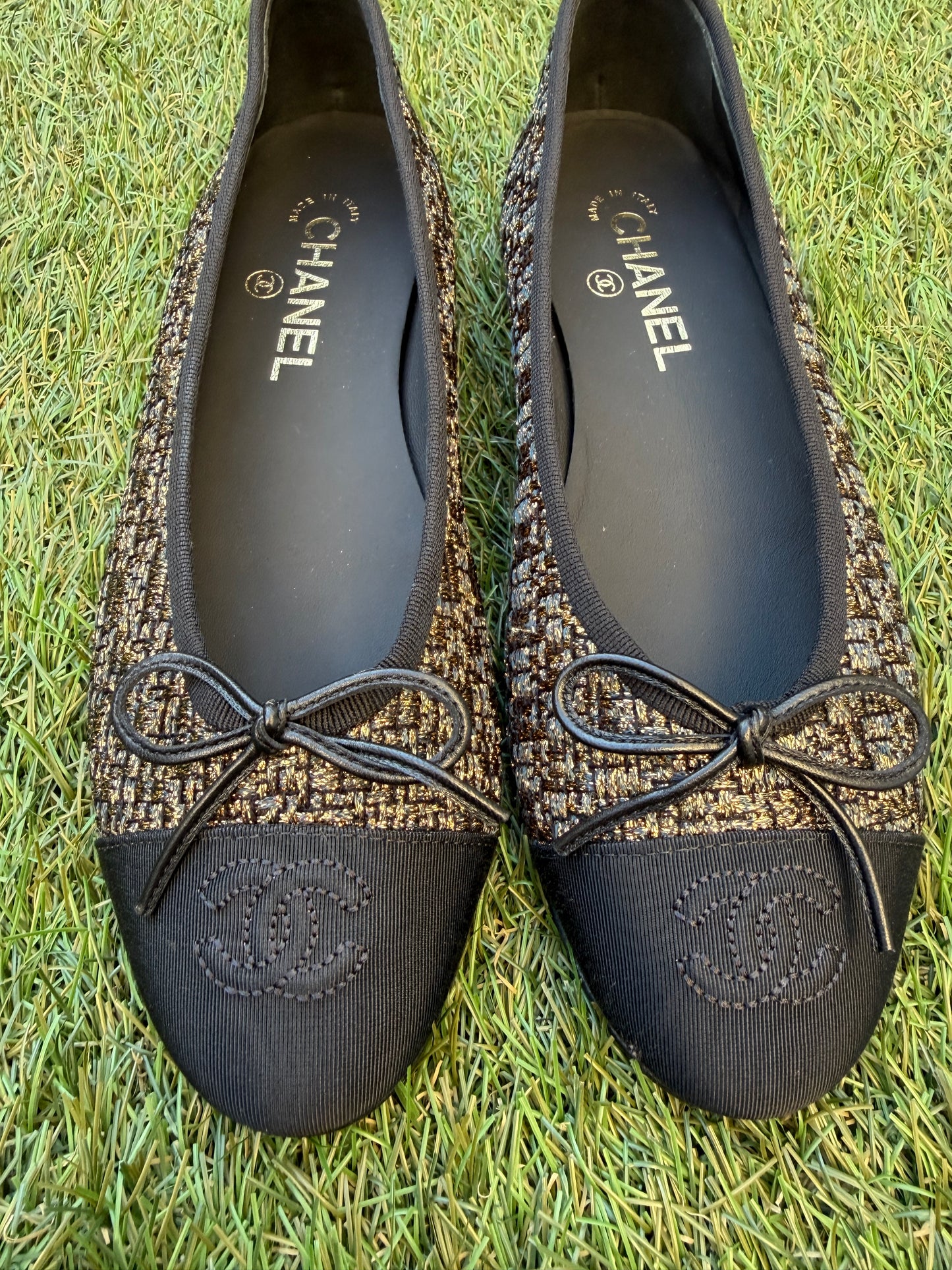 CHANEL CC LOGO GOLD BLACK FABRIC TWEED BALLET BALLETINA FLATS CAP TOE  SHOES