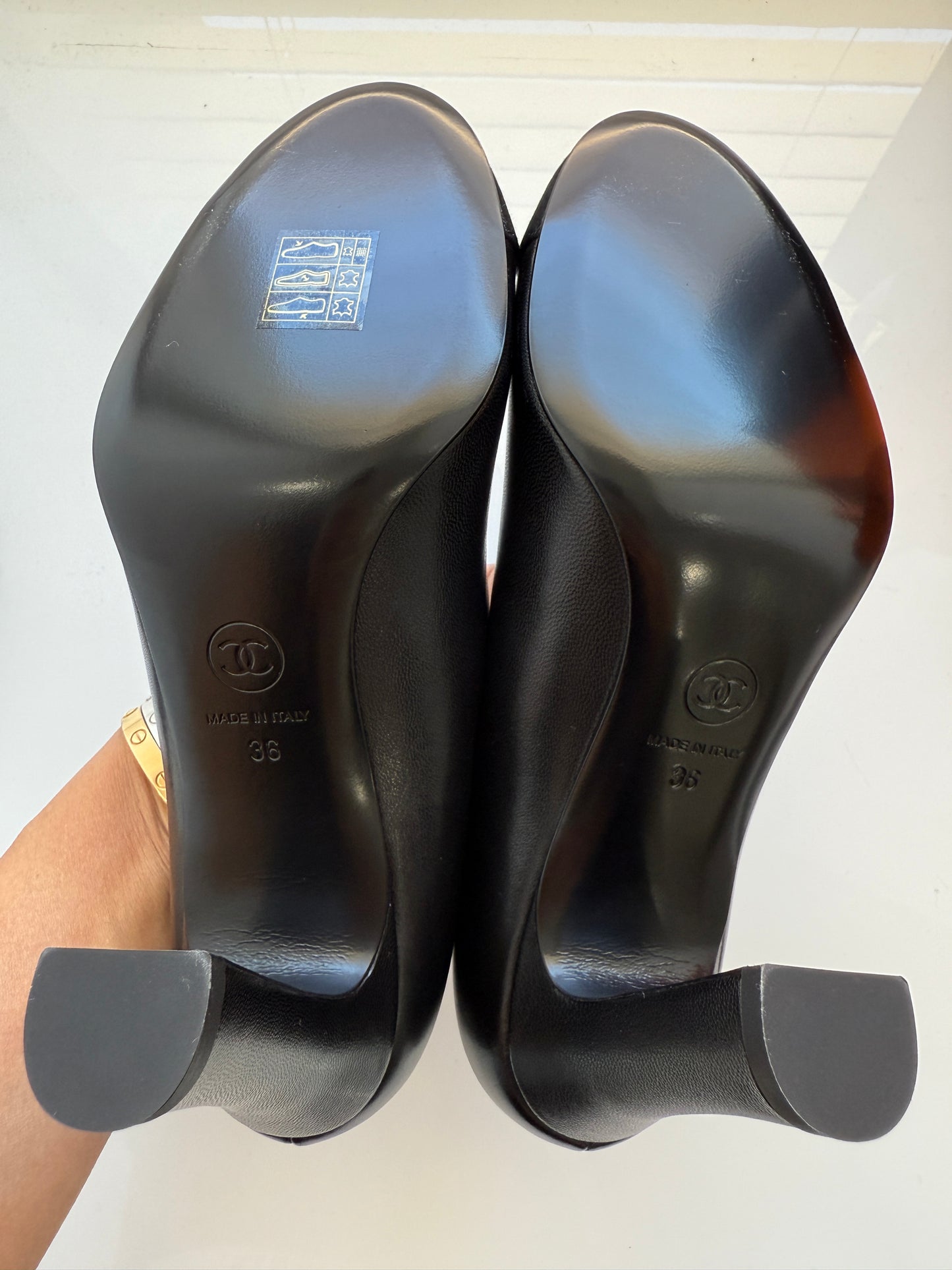 CHANEL CLASSIC CC LOGO GROSGRAIN CAP TOE BLACK LAMBSKIN LEATHER HEELS PUPMS