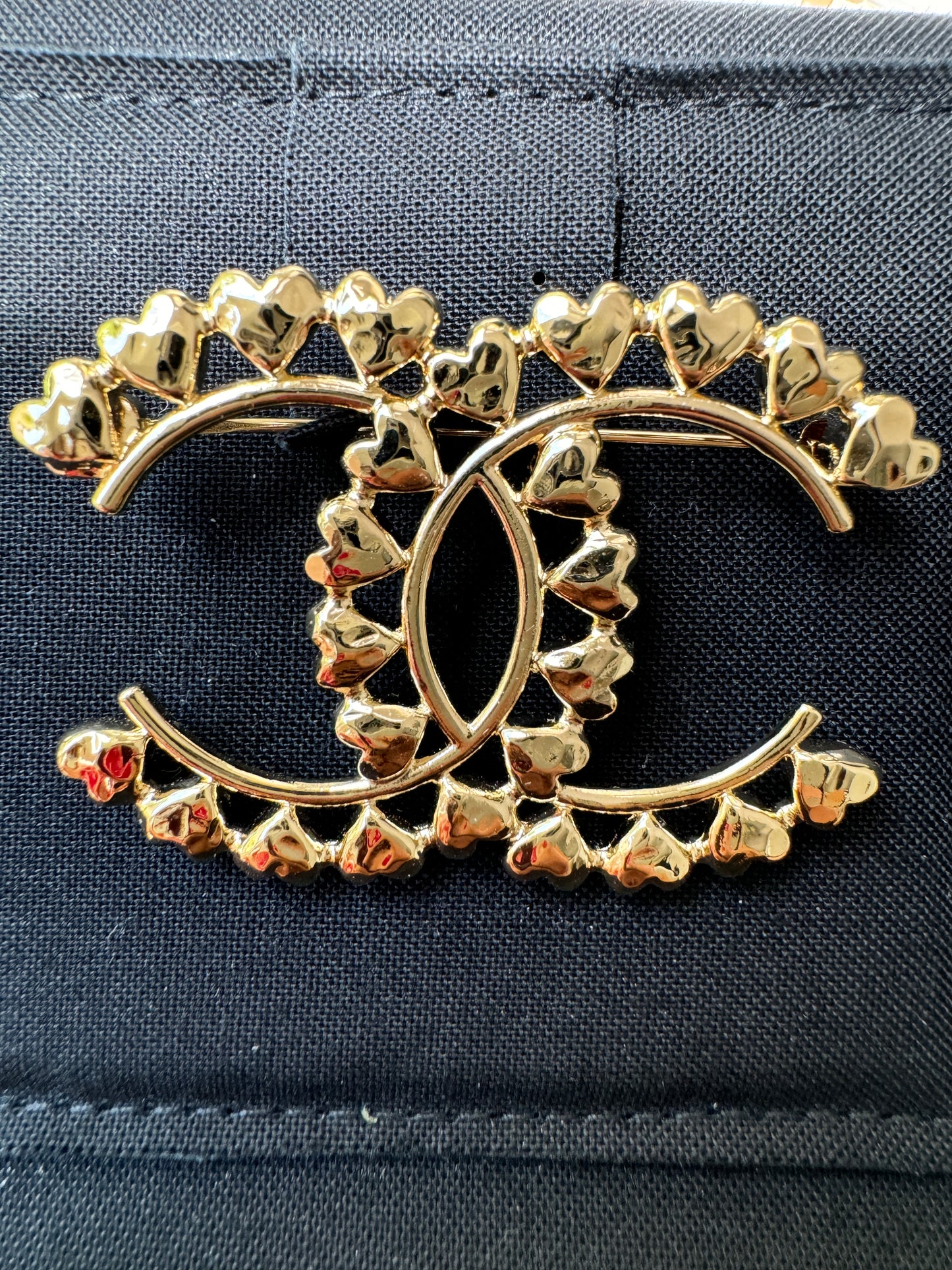 CHANEL 23P CLASSIC GOLD TONE LARGE BIG CC LOGO HEARTS HEART BROOCH PIN