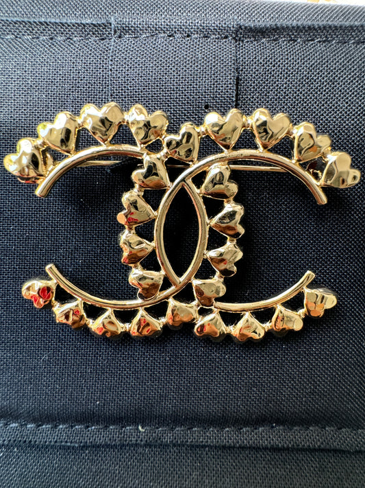 CHANEL 23P CLASSIC GOLD TONE LARGE BIG CC LOGO HEARTS HEART BROOCH PIN