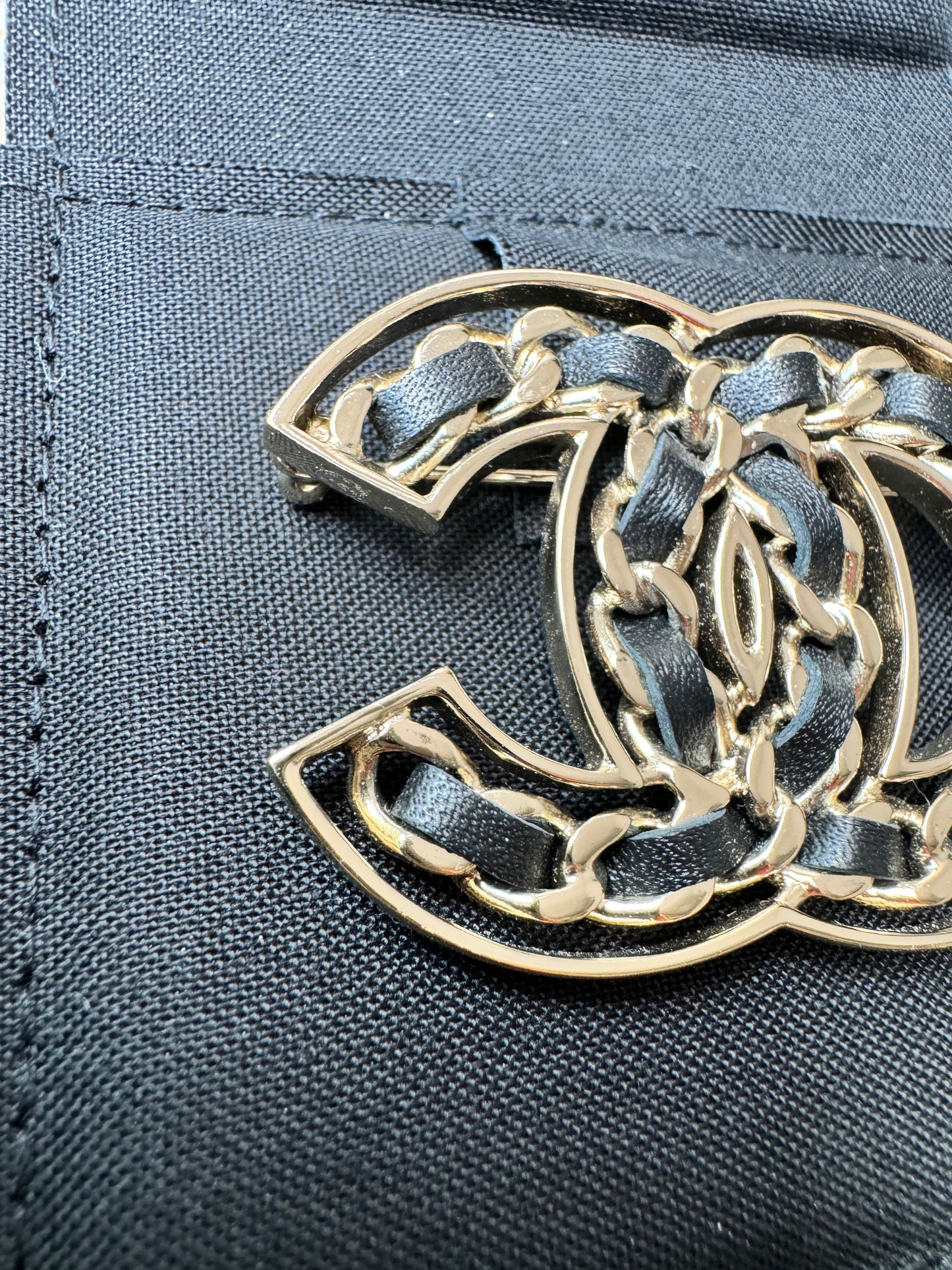 CHANEL 19P CLASSIC GOLD TONE LARGE BIG CC LOGO CHAIN BLACK LEATHER BROOCH PIN