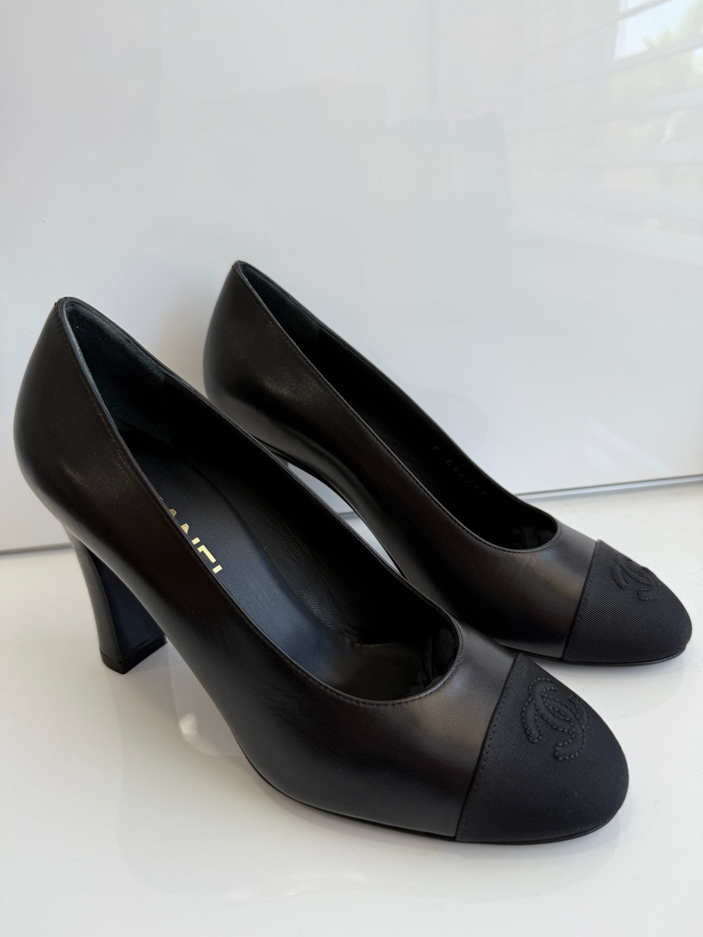 CHANEL CLASSIC CC LOGO GROSGRAIN CAP TOE BLACK LAMBSKIN LEATHER HEELS PUPMS