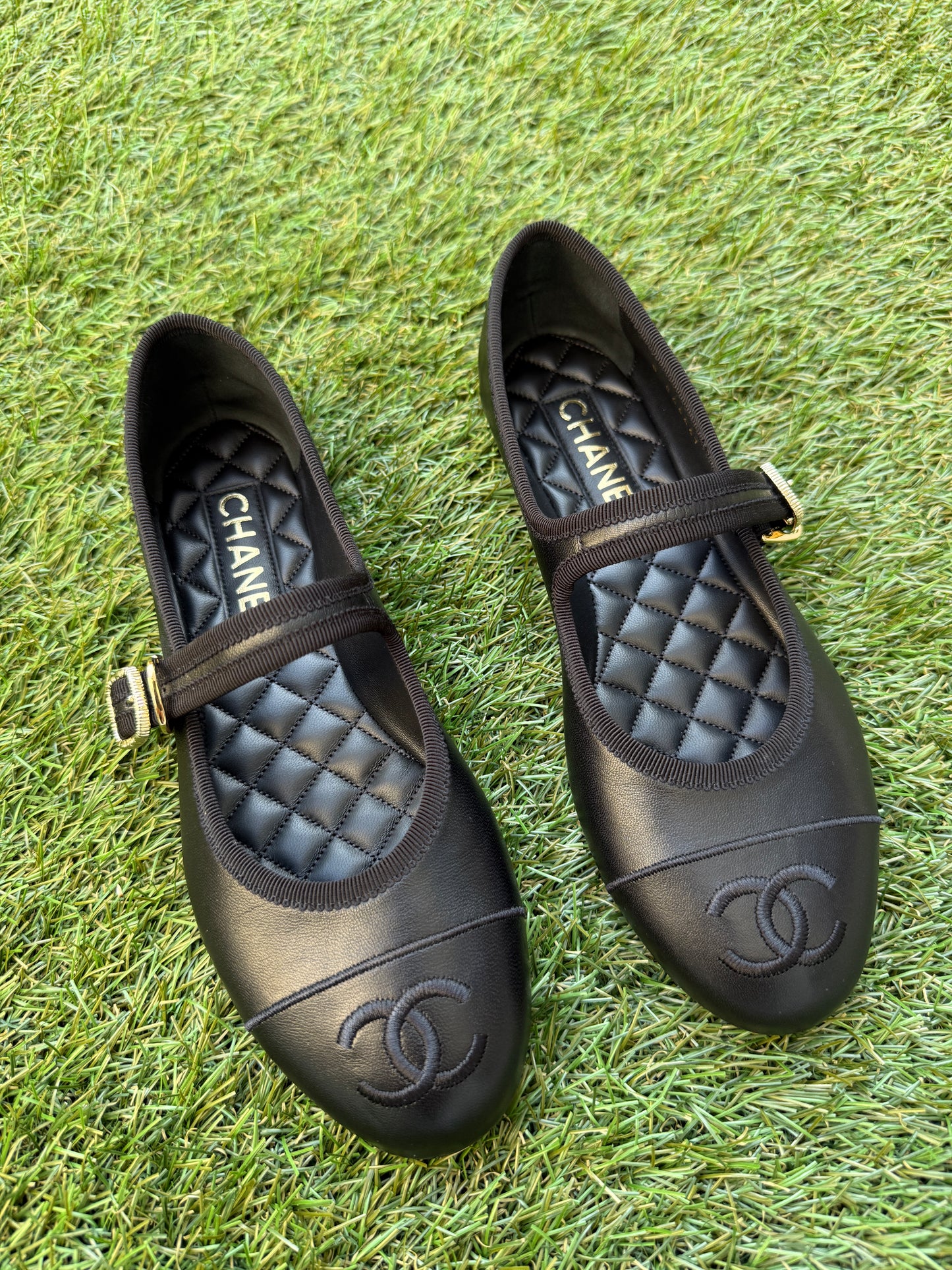 2025 CHANEL CC LOGO BLACK LEATHER CAP TOE MARYJANE BALLET FLATS SHOES GOLD BUCKLE