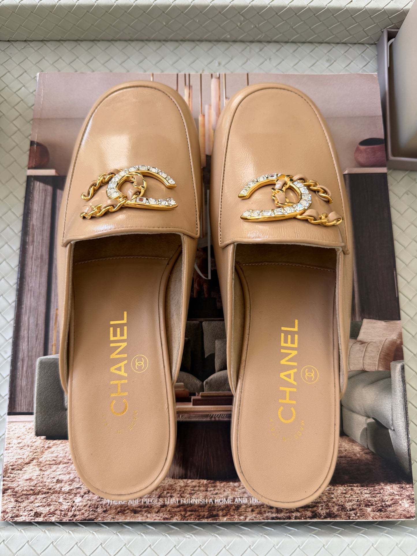 CHANEL GOLD CC LOGO WITH CRYSTALS CHAIN GOLD BEIGE NUDE PATENT LEATHER MULES SLIDES FLATS
