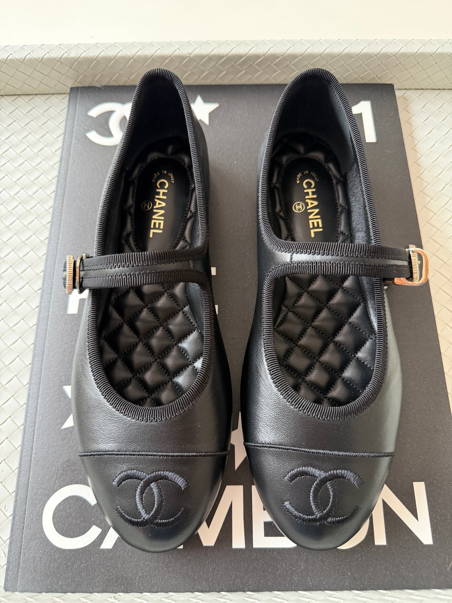 2026 CHANEL CC LOGO BLACK LEATHER CAP TOE MARYJANE BALLET FLATS SHOES GOLD BUCKLE