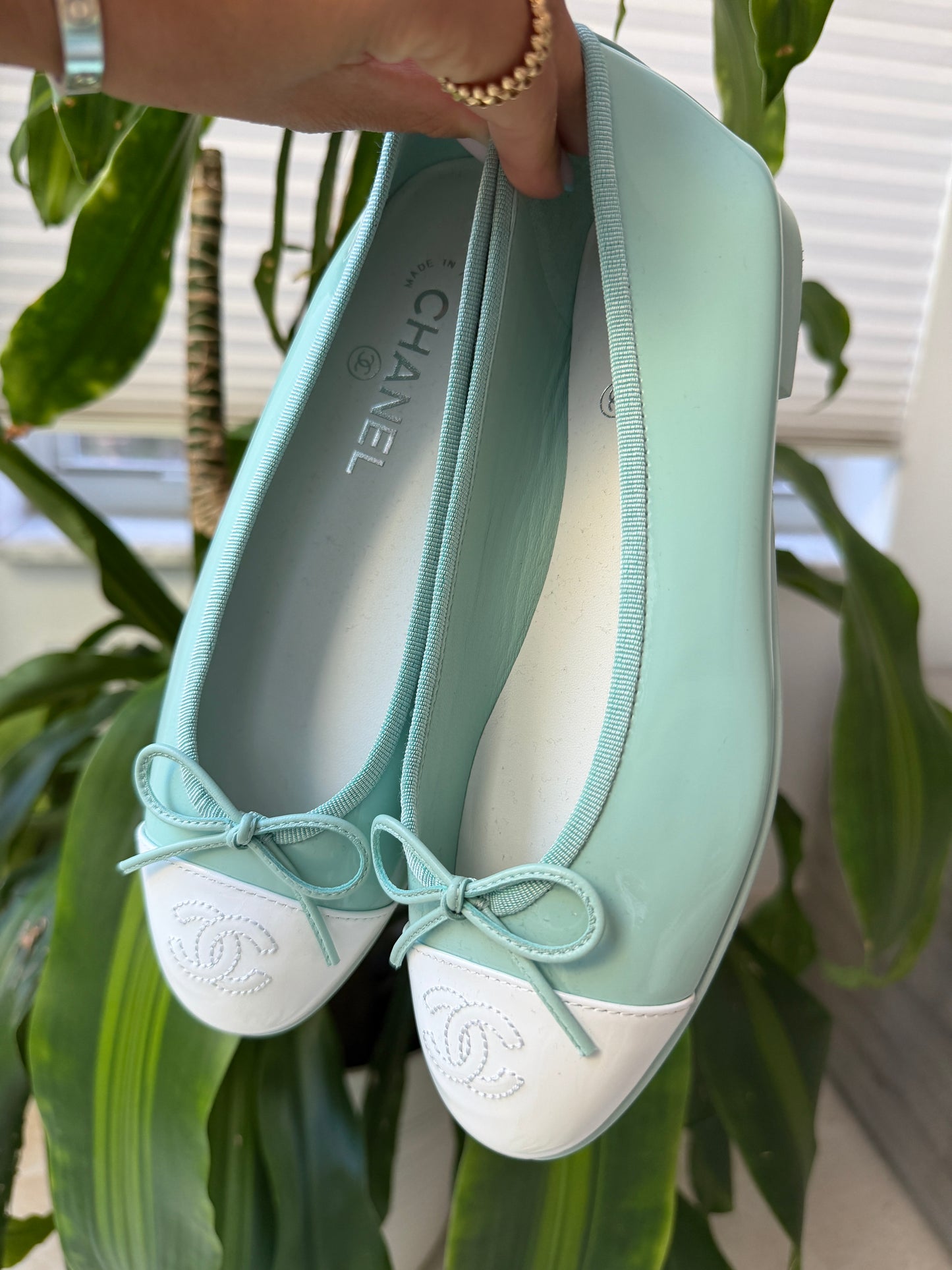 CHANEL MINTY TURQUOISE LIGHT GREEN PATENT LEATHER WHITE CC CAP TOE BALLET BALLERINA FLATS