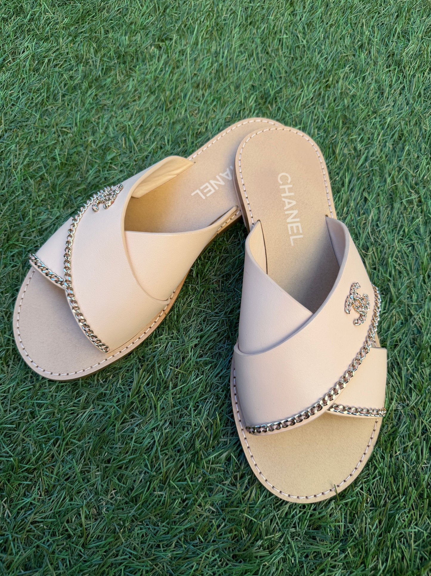 CHANEL GOLD CHAIN CC LOGO BEIGE LEATHER FLAT SHOES FLIP FLOP SANDALS MULES