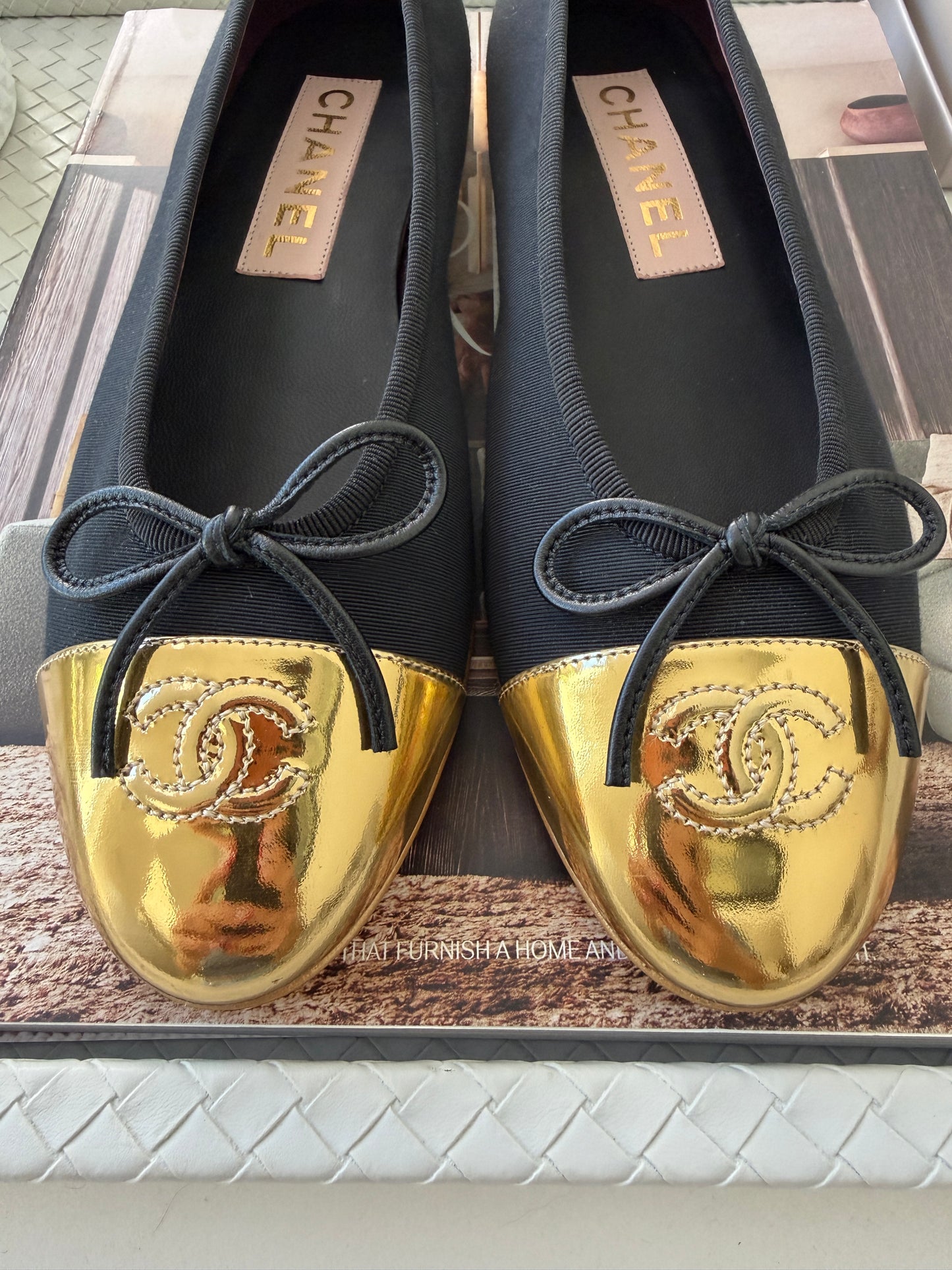 CHANEL GOLD METALLIC GROSGRAIN CC LOGO CAPTOE BLACK FABRIC BALLET FLATS SHOES