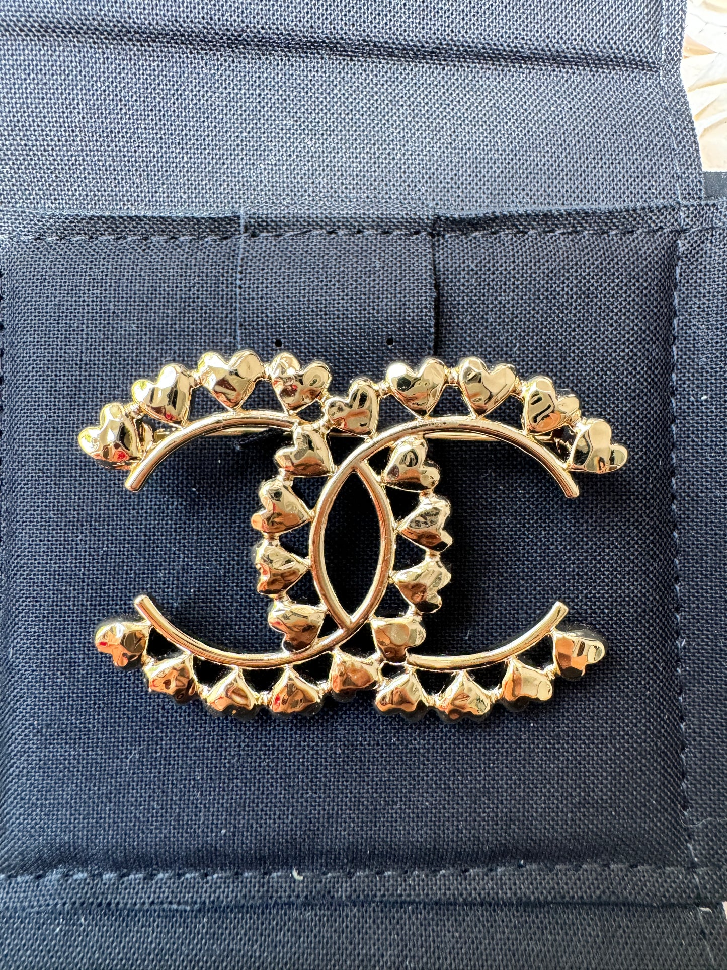 CHANEL 23P CLASSIC GOLD TONE LARGE BIG CC LOGO HEARTS HEART BROOCH PIN