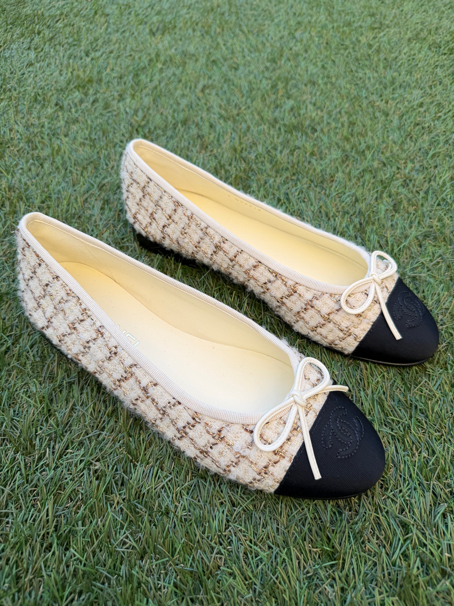 2025K CHANEL WOOL MOHAIR TWEED ECRU BEIGE GOLD FABRIC BALLET FLATS SHOES