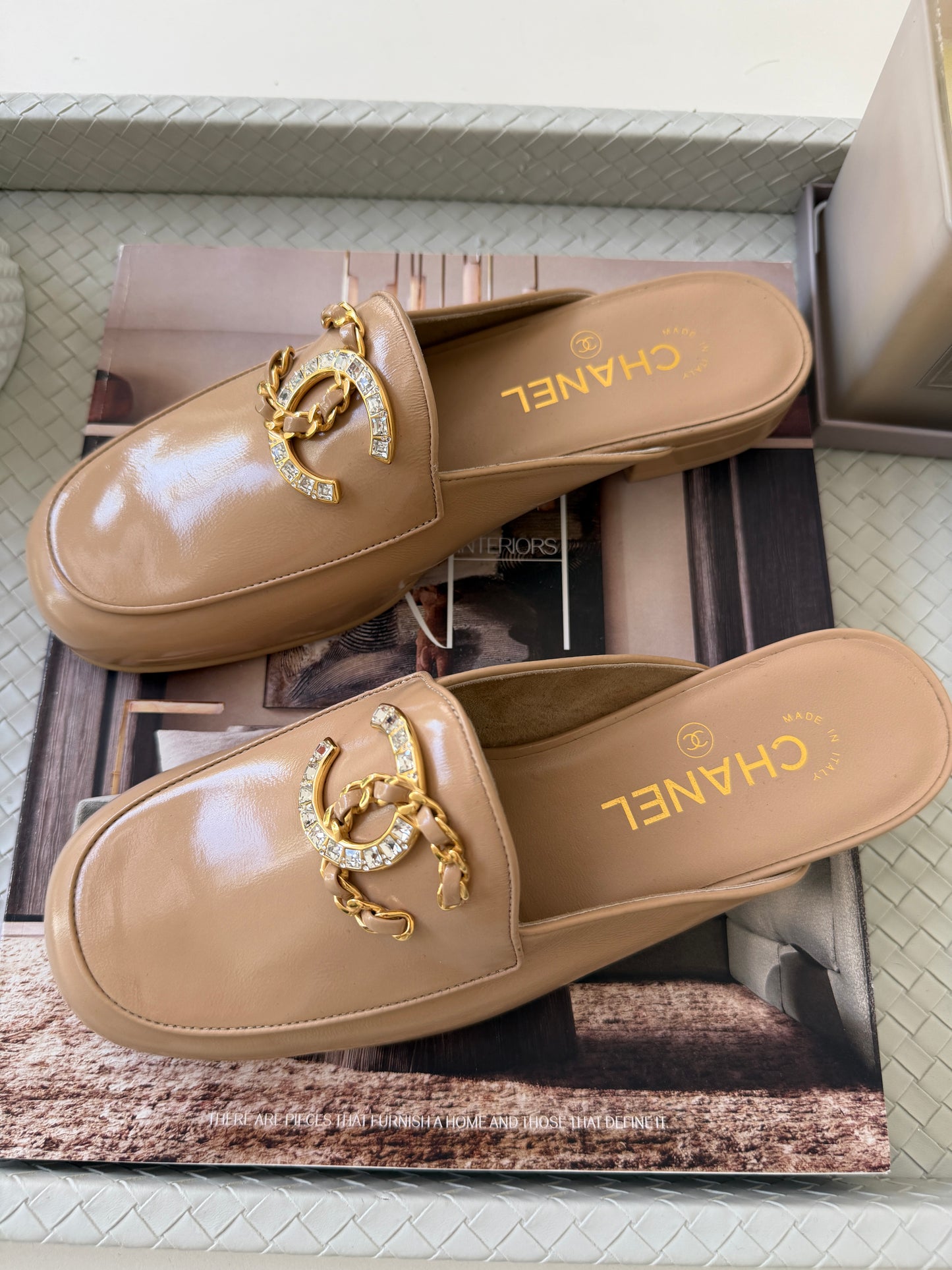 CHANEL GOLD CC LOGO WITH CRYSTALS CHAIN GOLD BEIGE NUDE PATENT LEATHER MULES SLIDES FLATS