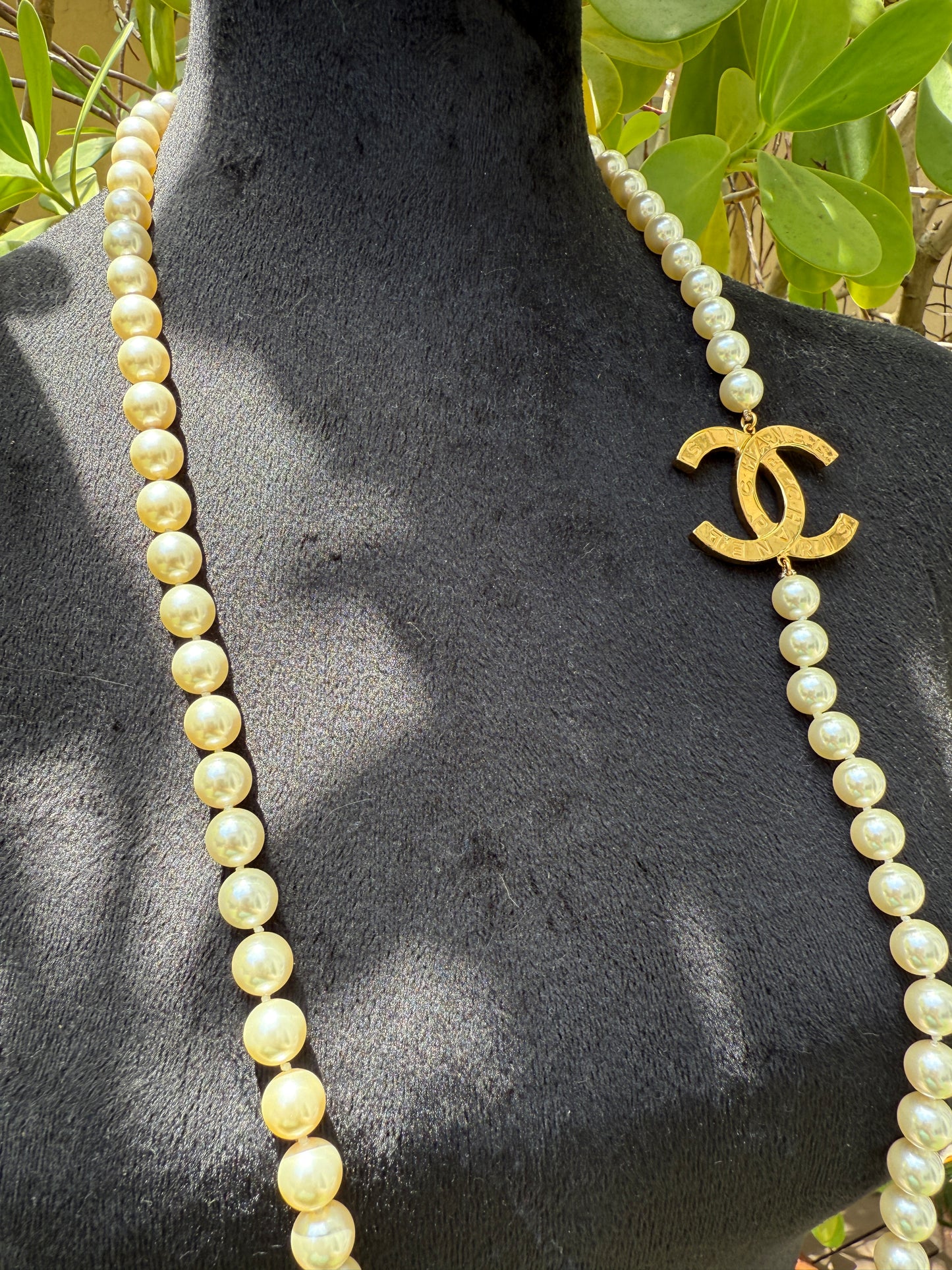 CHANEL 2023A GOLD TONE ICONIC BIG CC LOGO WHITE PEARLS NECKLACE BUTTON CHARM LONG