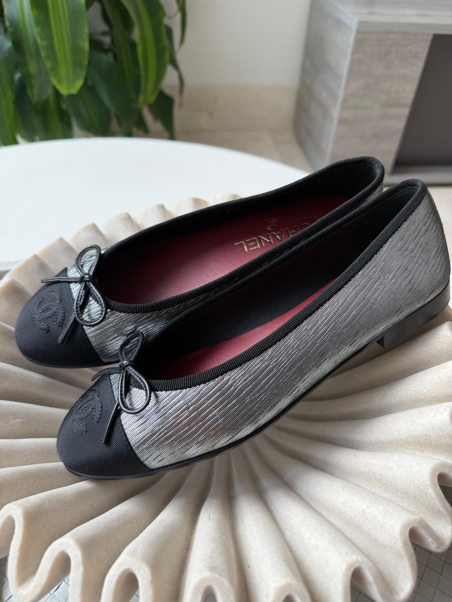 CHANEL SILVER BLACK GROSGRAIN CC LOGO CAP TOE 2026 BALLERINA BALLET FLATS