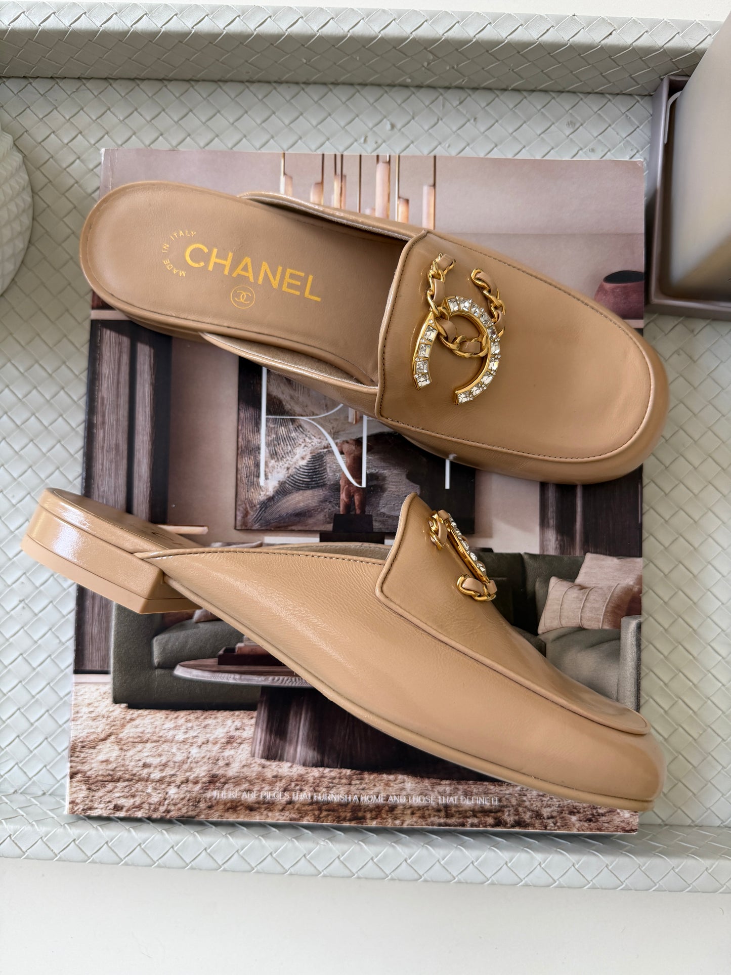 CHANEL GOLD CC LOGO WITH CRYSTALS CHAIN GOLD BEIGE NUDE PATENT LEATHER MULES SLIDES FLATS