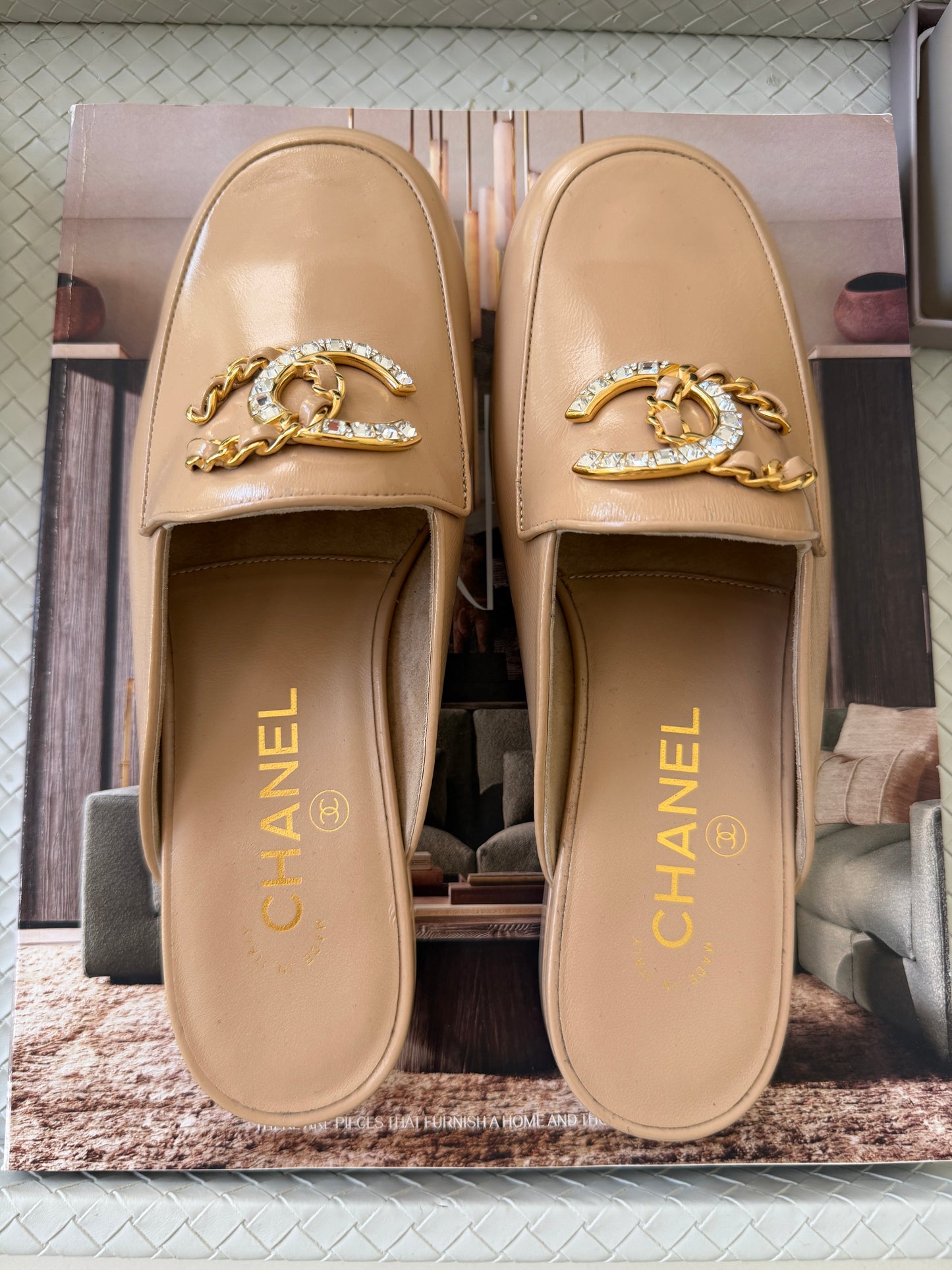 CHANEL GOLD CC LOGO WITH CRYSTALS CHAIN GOLD BEIGE NUDE PATENT LEATHER MULES SLIDES FLATS