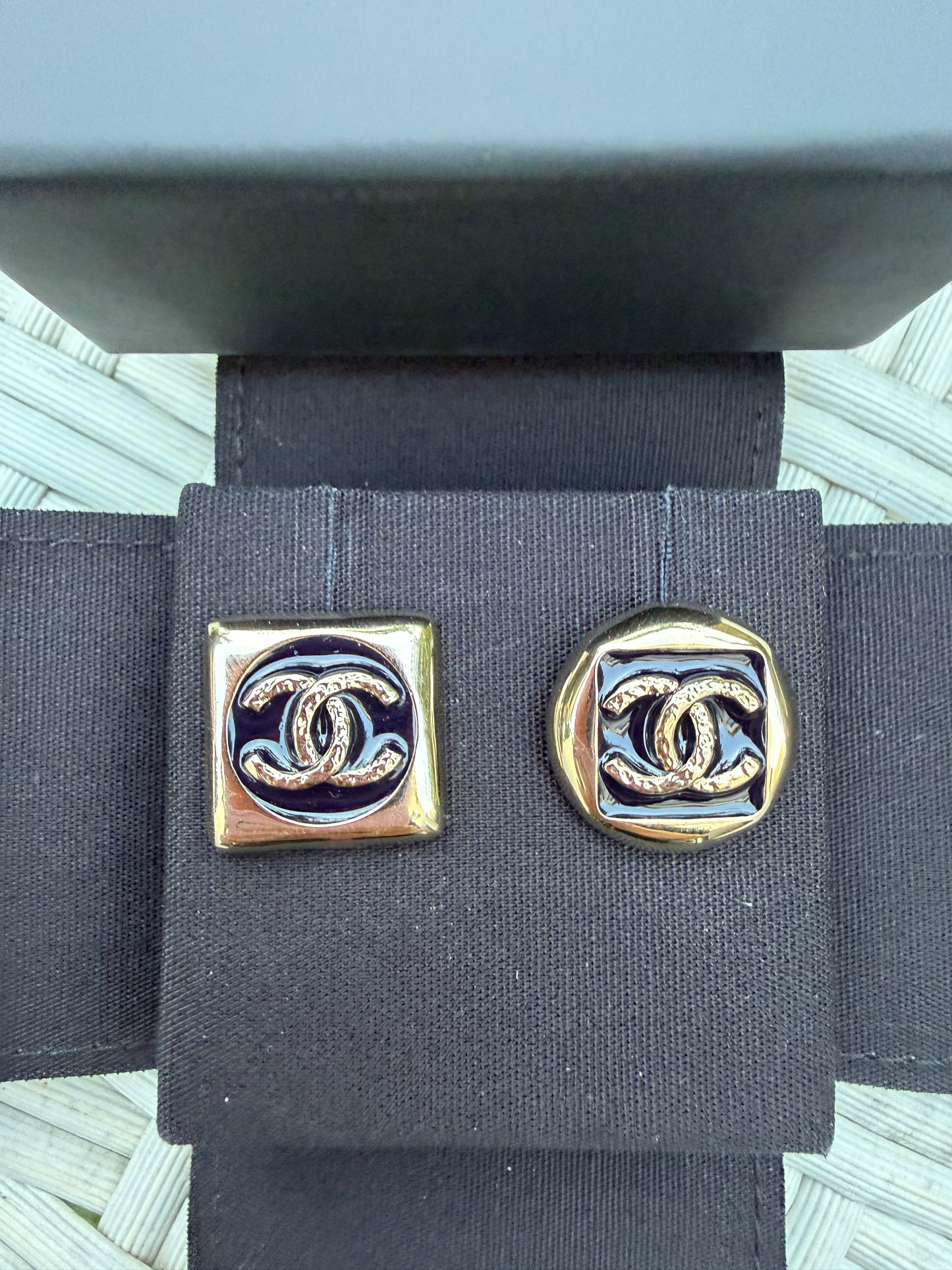 2026 C CHANEL RUNWAY SQUARE ROUND CC LOGO BLUE ENAMEL GOLD TONE EARRINGS STUDS