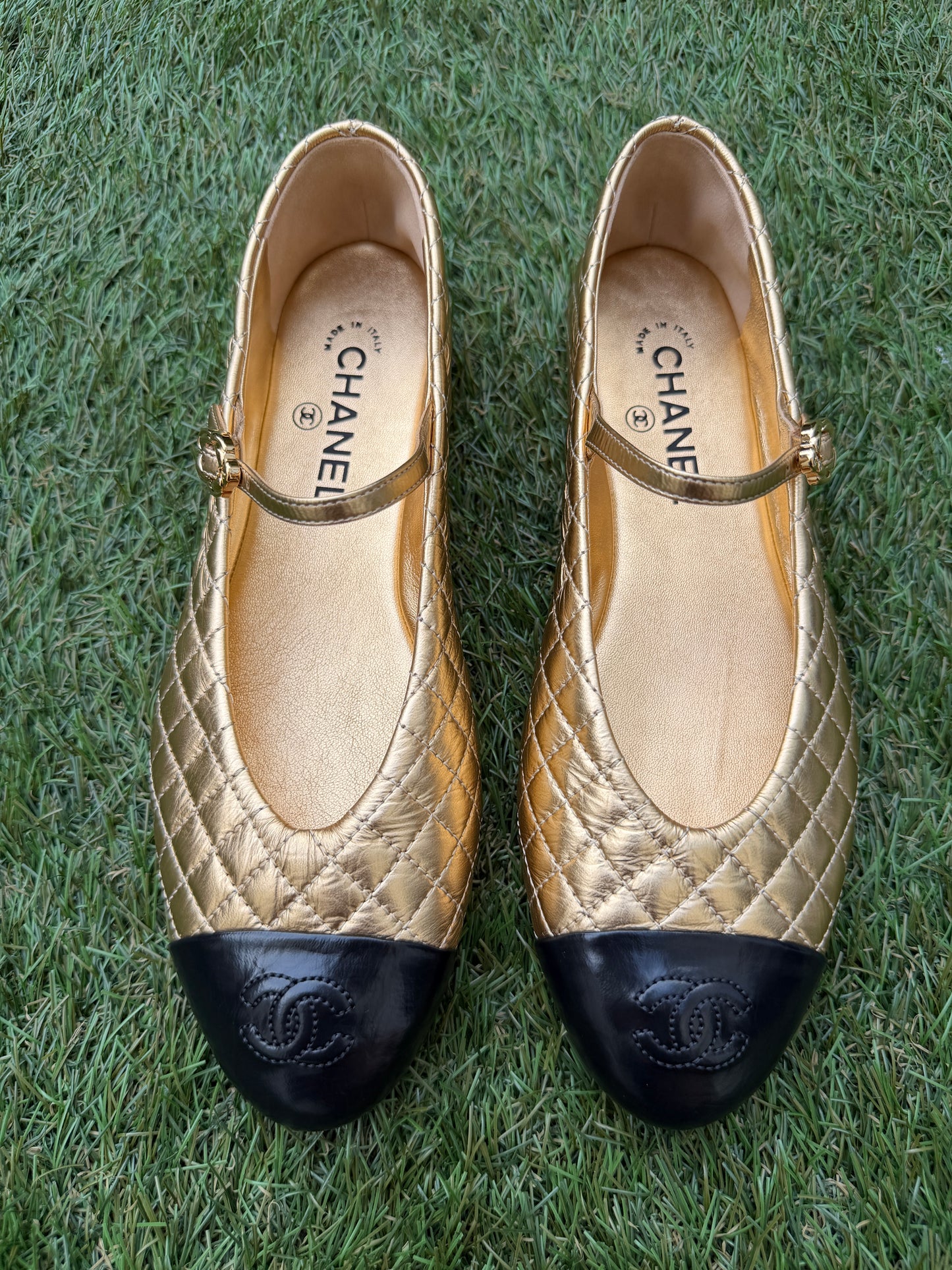 2025 CHANEL CC LOGO METALLIC GOLD LEATHER MARYJANE BALLET BALLERINA FLATS SHOES BUCKLE QUILTED PATENT BLACK CAP TOE