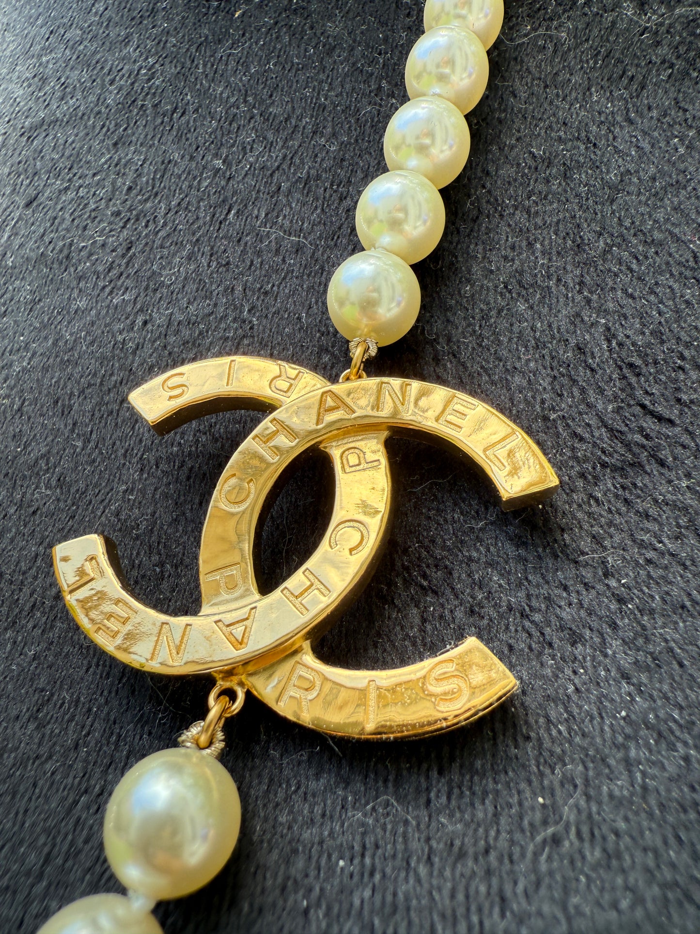 CHANEL 2023A GOLD TONE ICONIC BIG CC LOGO WHITE PEARLS NECKLACE BUTTON CHARM LONG